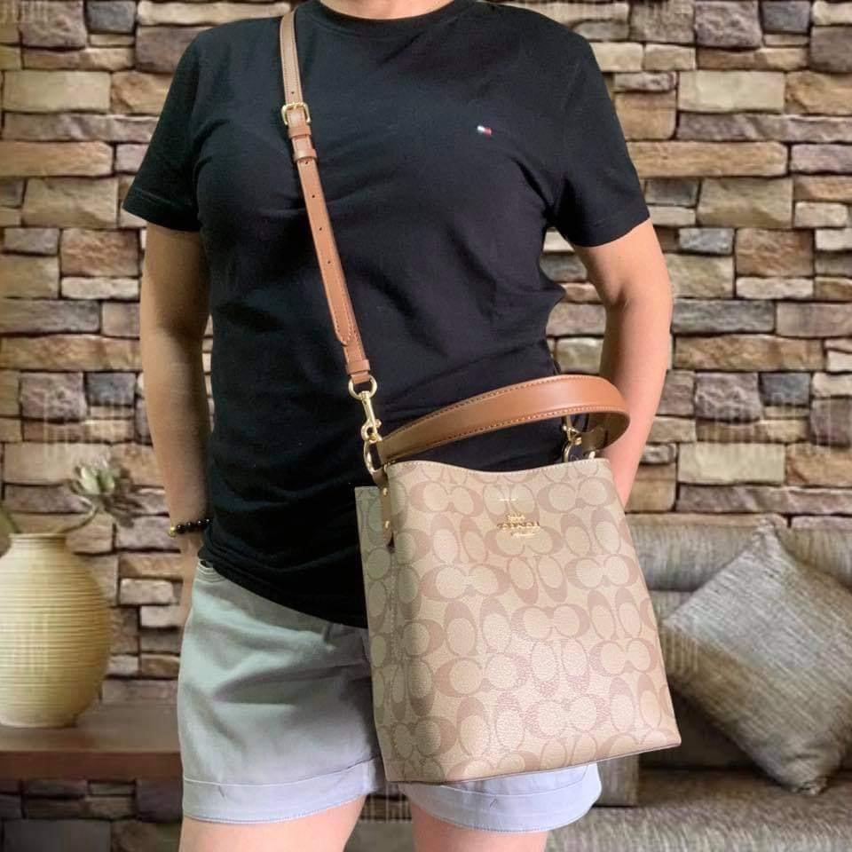 COACH 2312 SMALL TOWN BUCKET BAG IN SIGNATURE CANVAS รุ่นยอดนิยมใบเล็กมาครบสีแล้วจ้า กระเป๋าทรงบัคเก็ต สีผู้ดี๊ผู้ดี ตัวกระเป๋าดีไซน์คลาสสิคลายซี ดูโดดเด่น วัสดุหนังแคนวาสเคลือบลาย สวยคมทุกมุมจริงๆ!! เปิด-ปิดด้วยกระดุมแม่เหล็กทั้ง 2 ฝั่ง ภายในเป็นช่องโล่ง