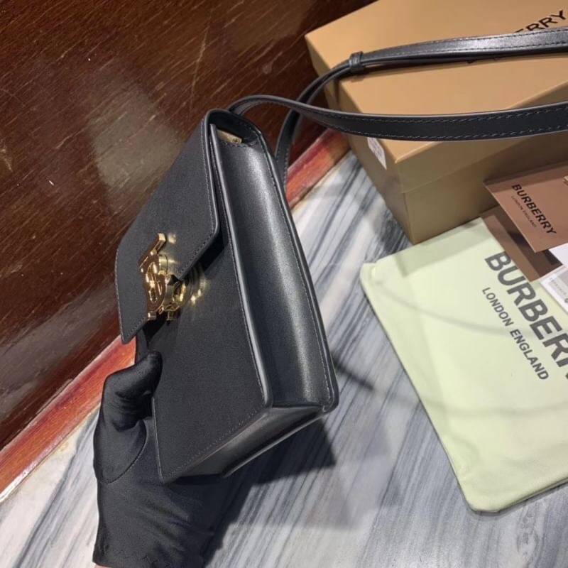 BURBERRY FRAGRANCES CROSSBODY BAG VIP GIFT WITH PURCHASE (GWP) กระเป๋าสะพายพรีเมี่ยมกิ๊ฟ Limited Edition จากน้ำหอม BURBERRY DUTY FREE วัสดุหนังแท้ ทรงเหลี่ยมแนวตั้งดีไซน์สวยหรูอยู่ทรงมีโลโก้แบรนด์ด้านหน้า