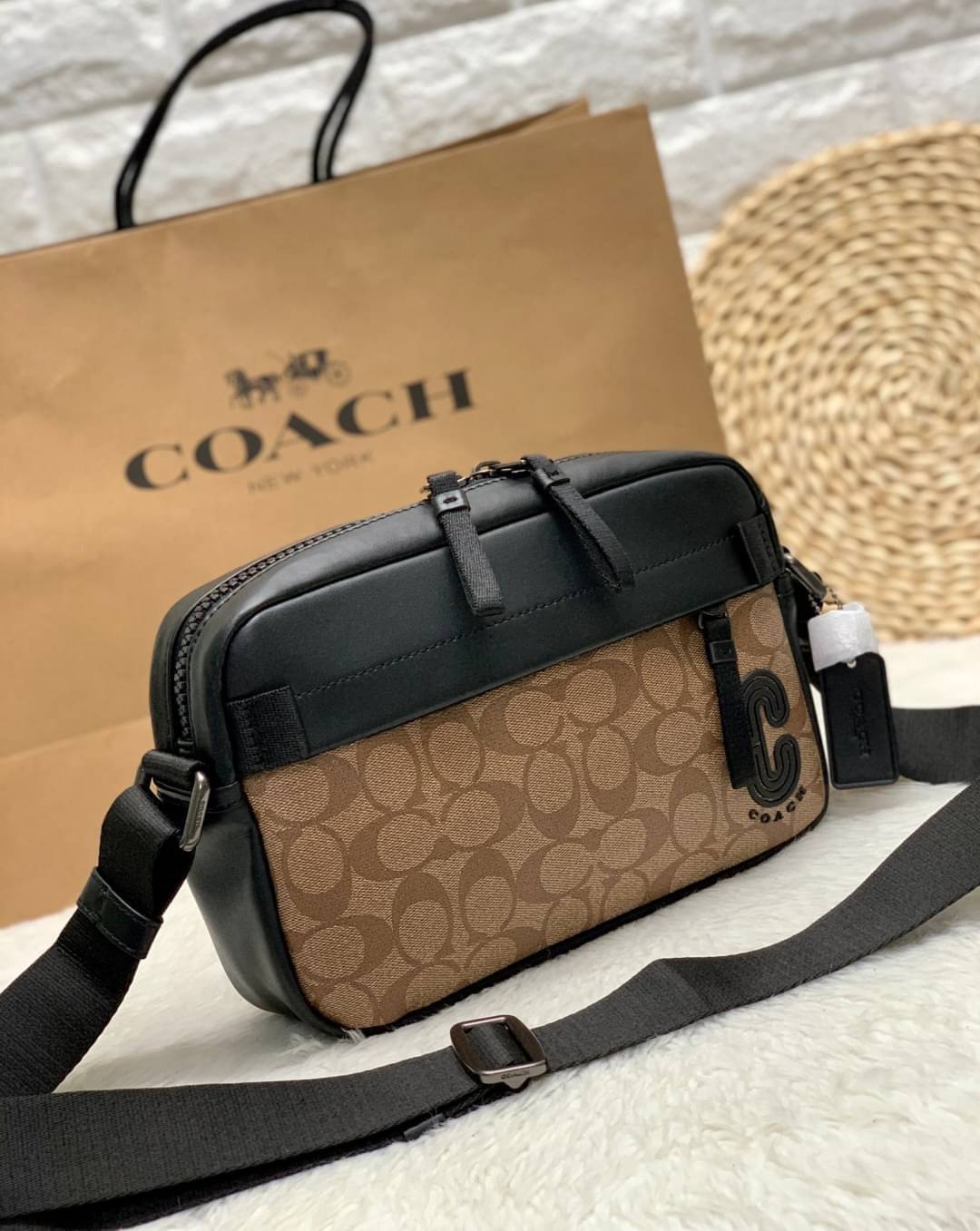 COACH EDGE CROSSBODY IN SIGNATURE CANVAS กระเป๋าสะพายครอสบอดี้ร์ วัสดุหนังแท้ หนังนิ่มอย่างดีค่ะ ด้านหน้ามีช่องซิปซ่อนให้หนึ่งช่อง เปิดปิดช่องหลักแบบซิปคู่ภายในกว้าง ใส่ของได้จุเลยนะคะ มีช่องซิปและช่องเล็กให้อีก2ช่อง;ด้านหลังกระเป๋าเป็นช่องโล่งใส่ของอีกช่