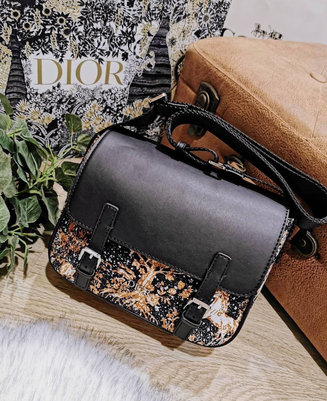 CHRISTIAN DIOR MESSENGER BAG GIFT WITH PURCHASE (GWP) พรีเมี่ยมกิ้ฟรุ่น Limited จาก DIOR DUTYFREE COUNTER ดีไซน์ทรงสี่เหลี่ยมขึ้นลาย Dior สวยหรูดูดีโดดเด่นเป็นเอกลักษณ์ เปิดปิดด้วยฝาปิดกระดุมแม่เหล็ก ภายในโล่งมีโลโก้และช่องซิปใส่มือถือ กระเป๋าสตางค์ยาว ขอ