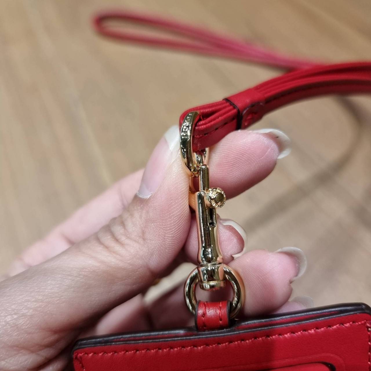 COACH C3305 ID LANYARD IN COLORBLOCK SIGNATURE CANVAS ง่ายๆแบบไม่ธรรมดา!! คลาสสิคแต่มีดีเทลโดดเด่น!! กระเป๋าถนอมบัตร พร้อมสายคล้องคอ ดีไซน์ลวดลายสวย ดูดีทุกแบบ ใช้งานง่าย พกพาสะดวก จะใส่บัตรพนักงาน บัตรเครดิต บัตรปชช. ใบขับขี่ และบัตรอื่นๆที่อยากจะใส่!! ต