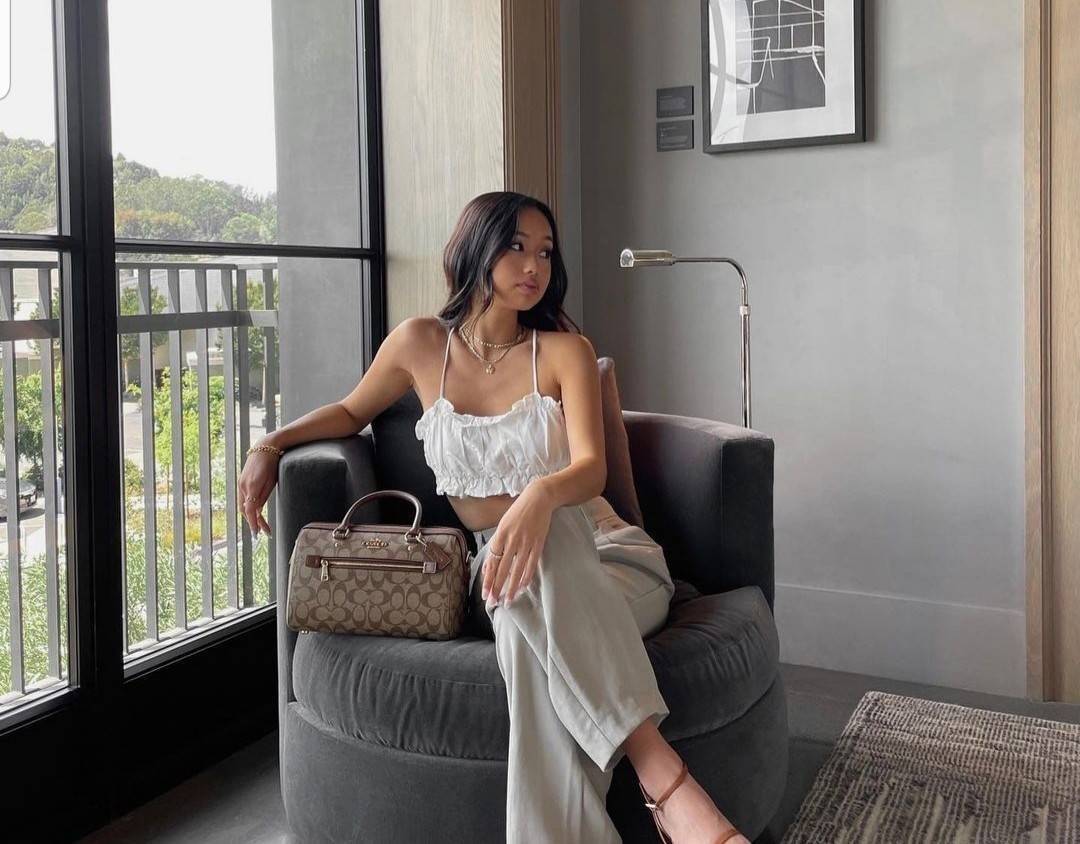 COACH ROWAN SATCHEL IN SIGNATURE CANVAS (COACH F83607)🌺ระดับตัวTOP ยกให้เธอเลย กับรุ่นนี้💃//หมอน 10" รุ่นมีช่องซิปด้านหน้า สามารถแยกเก็บของสำคัญๆได้อย่างเป็นสัดส่วน สำหรับใครที่ชอบกระเป๋าที่จุของได้เยอะๆ รุ่นนี้ตอบโจทย์ได้เลย แนะนำว่า