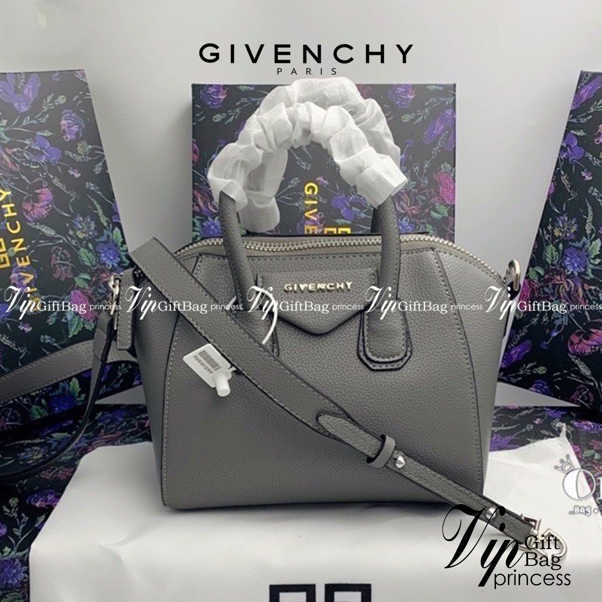 Givenchy Antigona Mini leather shoulder bag กระเป๋าสะพายทรงหมอน งานซิปบน หนังเรียบ อะไหล่เงิน มาพร้อมสายสะพายยาวถอดออกถือได้ กระเป๋าสุดคลาสสิก ใบเดียวก็เอาอยู่ Day to Night Bag เข้าได้กับลุค Smart Casual ด้วยทรงกระเป๋าที่ฐานกว้างใส่ของใช้ที่จำเป็นได้ทุกอย
