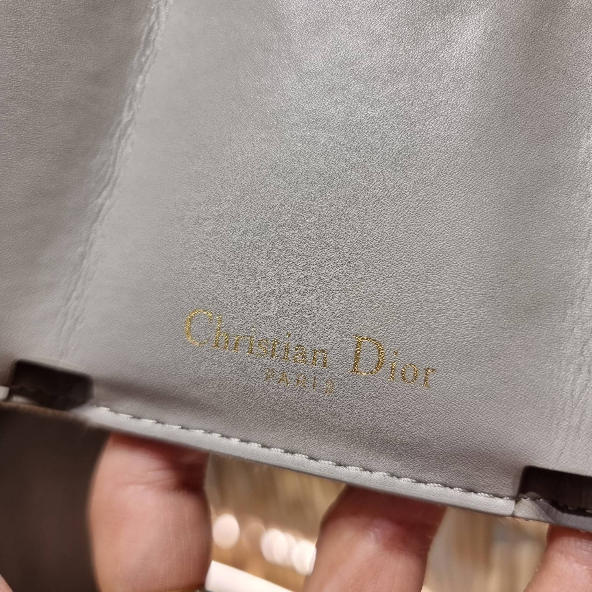 VIP 】CD MULTI WALLET WITH GWP กระเป๋าสตางค์ขนาดเหมาะมือ กะทัดรัดไม่กินพื้นที่ พรีเมี่ยมกิ๊ฟจากเคาน์เตอร์ ดีไซน์แบบพับ ใช้งานง่าย น่ารักน่าใช้จริงๆ วัสดุผ้าแคนวาสปักลาย สลับหนังแท้ภายใน ภายในมีช่องใส่บัตร ใส่ธนบัตรได้ สะดวกใช้มากๆ มาพร้อม box set ในราคาที่