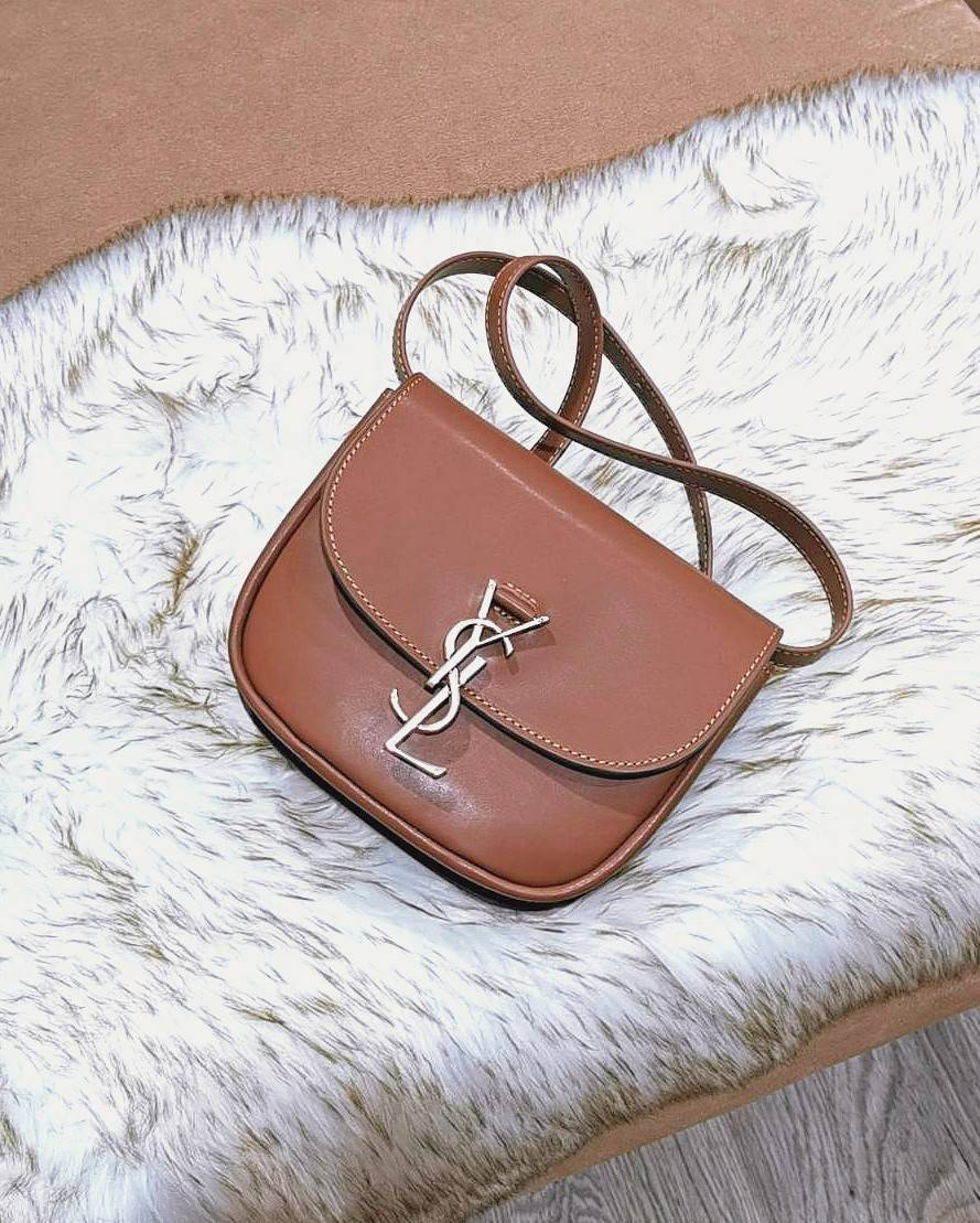 VIP 🥂 สีใหม่พร้อมส่ง! Saint Laurent Kaia Small YSL Plaque Leather Cross Body Bag / YVES SAINT LAURENT YSL BAG VIP วัสดุ Calfskin หนังเรียบอยู่ทรงเปิดปิดด้วยฝาปิดโลโก้แบรนด์อะไหล่ทอง ภายในโล่งมีโลโก้และช่องย่อยสามารถใส่มือถือของใช้จุกจิกได้เยอะ สาย