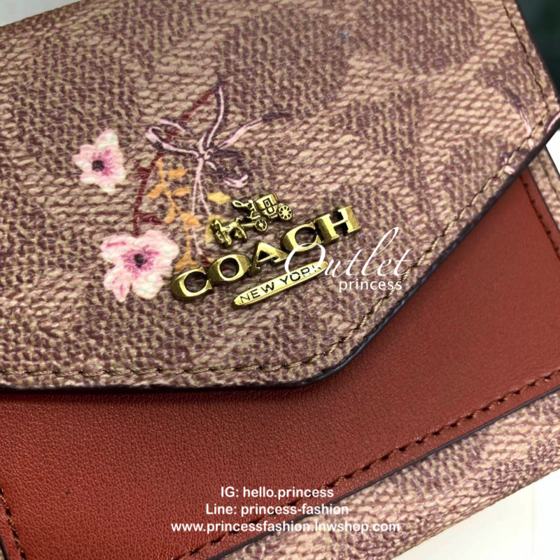 COACH SHOT WALLET BAG กระเป๋าสตางค์ใบสั้น วัสดุหนังแกะสวย ลายน่ารัก ขนาดกำลังดี เปิดปิดกระเป๋าแบบกระดุม ข้างในมีช่องใส่ธนบัตรตามยาวได้ ช่องใส่บัตรต่างๆได้ถึง 9 ใบ พร้อมช่องซิปด้านหลังใส่เหรียญหนึ่งช่องค่ะ เป็นอีกรุ่นที่น่าใช้