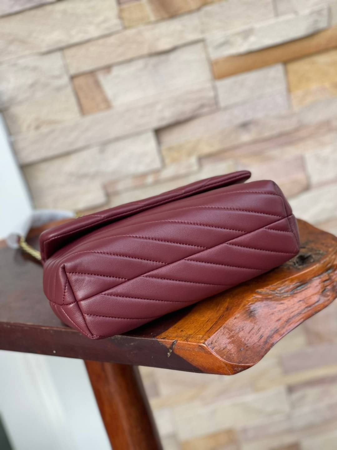 Small : Tory Burch Kira Chevron Small Convertible Shoulder Bag เป็นกระเป๋าที่ใช้ในการออกงานสำคัญหรือวันที่มีปาร์ตี้สังสรรค์ คุณควรเลือกใช้กระเป๋าที่มีดีไซน์สะดุดตา เพราะจะช่วยยกระดับและเพิ่มเสน่ห์ให้กับตัวคุณเองมากยิ่งขึ้น หากเป็นงานทางการ เช่น งานราตรีสุ