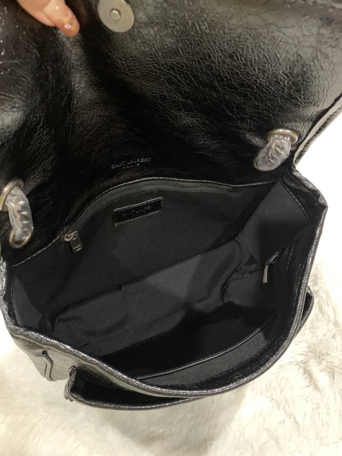 VIP 】Saint Laurent Niki shoulder bag VIP GIFT WITH PURCHASE (GWP) พรีเมี่ยมกิ้ฟ Limited Edition จาก YSL DUTY FREE COUNTER กระเป๋าสะพายรุ่น Niki จาก Saint Laurent โดดเด่นด้วยโครงสร้างทำจากหนังวัว หนังมันเงา นิ่ม งานสวยมากๆ ค่ะ อะไหล่สีดำ ด้านหน้าประดับโลโก