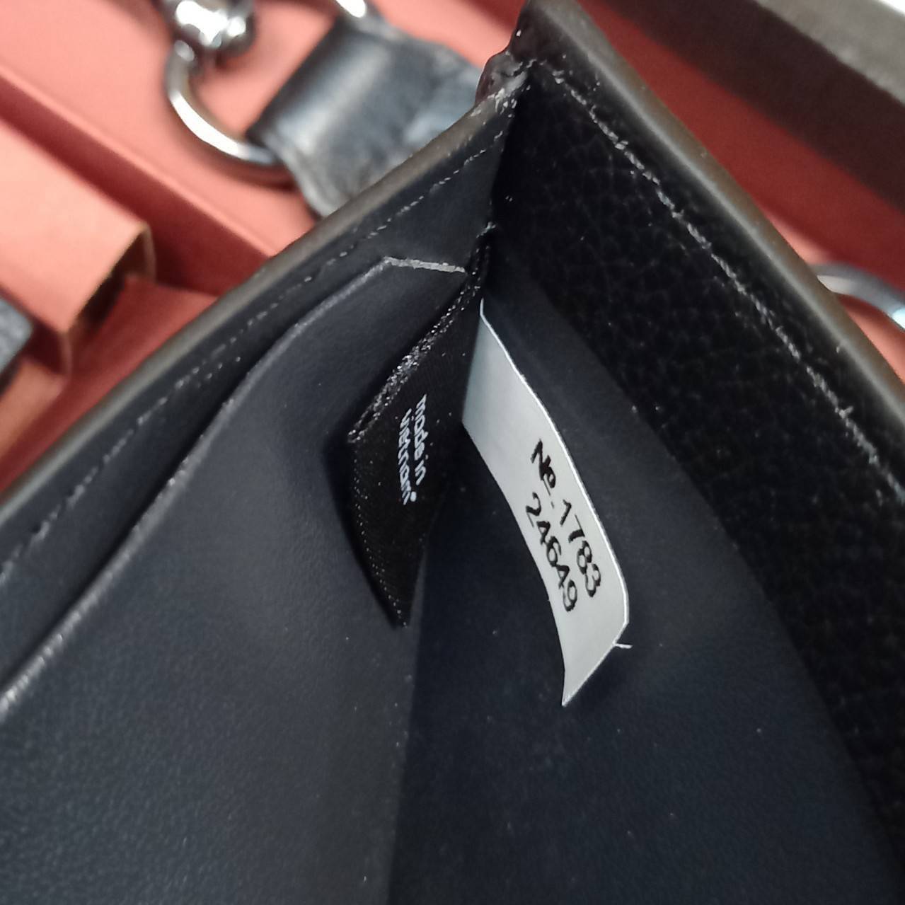 COACH COMPACT ID WALLET IN SPORT CALF LEATHER WITH KEY FOB LIMITED BOX(COACH F74991)🍁BOX SET กระเป๋าสตางค์ใบสั้น มาพร้อมใบลูกแบบแพ๊คคู่+และพวงกุญแจ//วัสดุหนังแท้ หนังนิ่ม เนื้อสัมผัสคือดีมากๆ ยิ่งจับ ยิ่งดูดี มาดเข้มบาดลึกลงตัวมาก ดูมีเสน่ห์น่าค้น