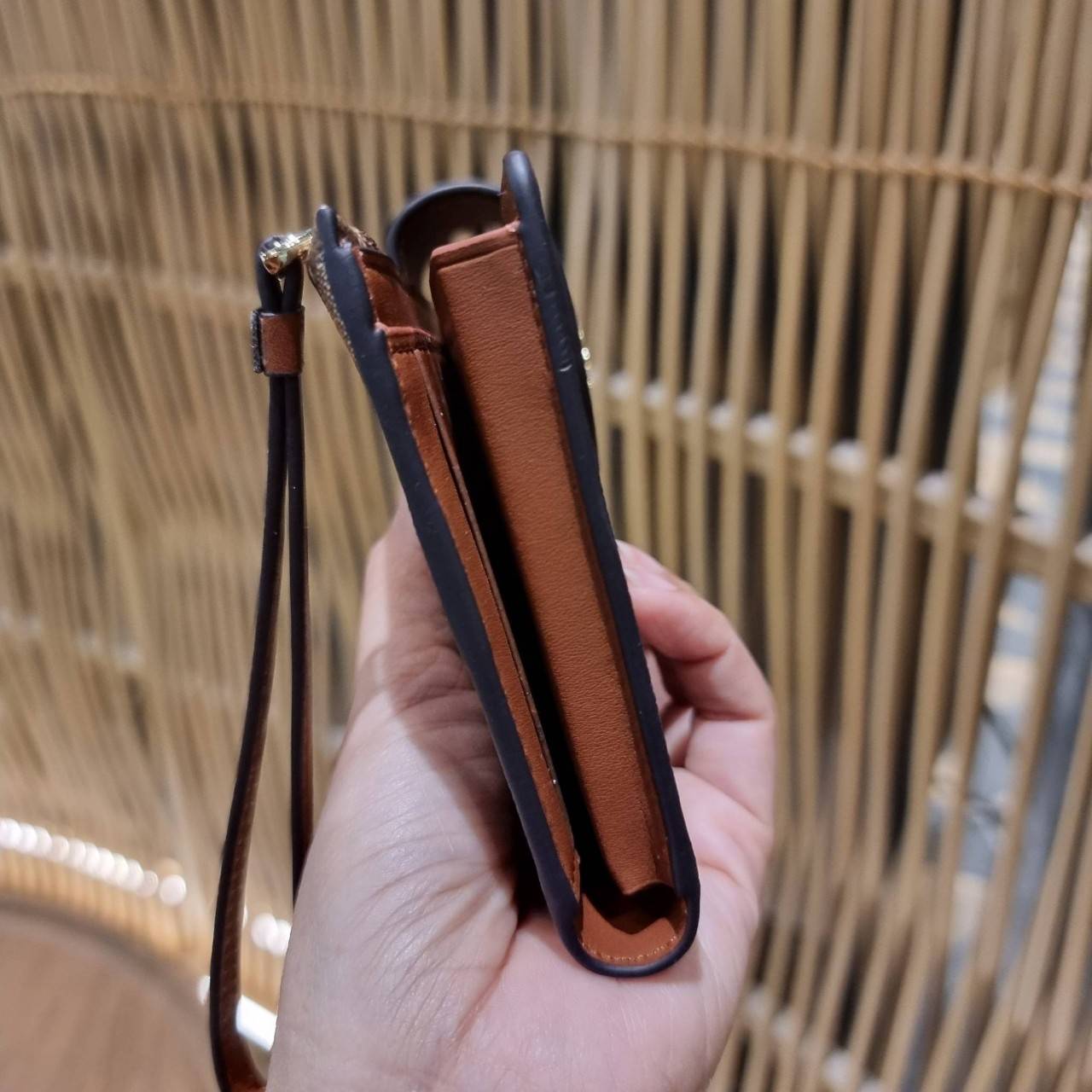 พร้อมส่ง 7 สี COACH C2874 TECH WALLET IN COLORBLOCK SIGNATURE CANVAS จัดให้สีใหม่ก่อนใคร!! ดีไซน์ใหม่ คอลเลคชั่นสวยหรู กระเป๋าสตางค์พร้อมสายคล้องมือ ง่ายต่อชีวิตมากจ้า!! มันดีอะไรเบอร์นี้ ใส่ได้ทั้งบัตร และโทรศัพท์ก็ใส่ได้ทุกรุ่น แถมยังมีช่องซิปแยกไปอีก ช