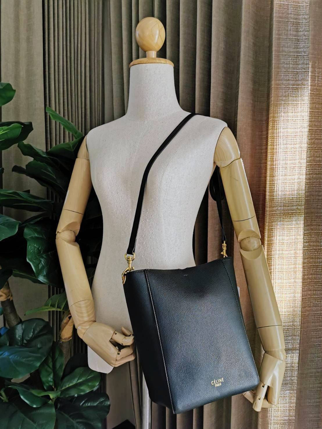 CELINE TRIOMPHE BUCKET BAG VIP GIFT WITH PURCHASE (GWP) พรีเมี่ยมกิ๊ฟ Limited Edition จาก CELINE PERFUME DUTY FREE COUNTER วัสดุหนังแท้ CALFSKIN ดีไซน์ทรง Bucket ขนาดกำลังดี มาพร้อมใบเล็กด้านในแยกใช้ได้ น้ำหนักเบา ภายในกว้างใส่ของใช้ได้เยอะพร้อมสายสะพายให