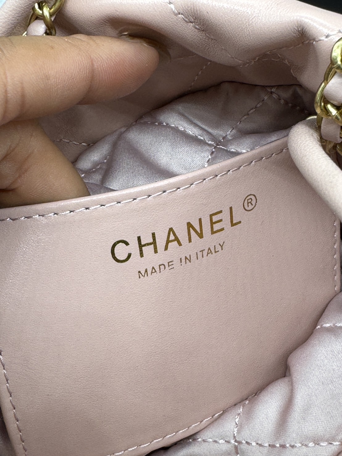 Chanel 22 Mini Handbag With Pearl Chain กระเป๋าทรงโท้ท เกรดออริ สลับแท้ 1:1 ใช้งานต่างประเทศได้