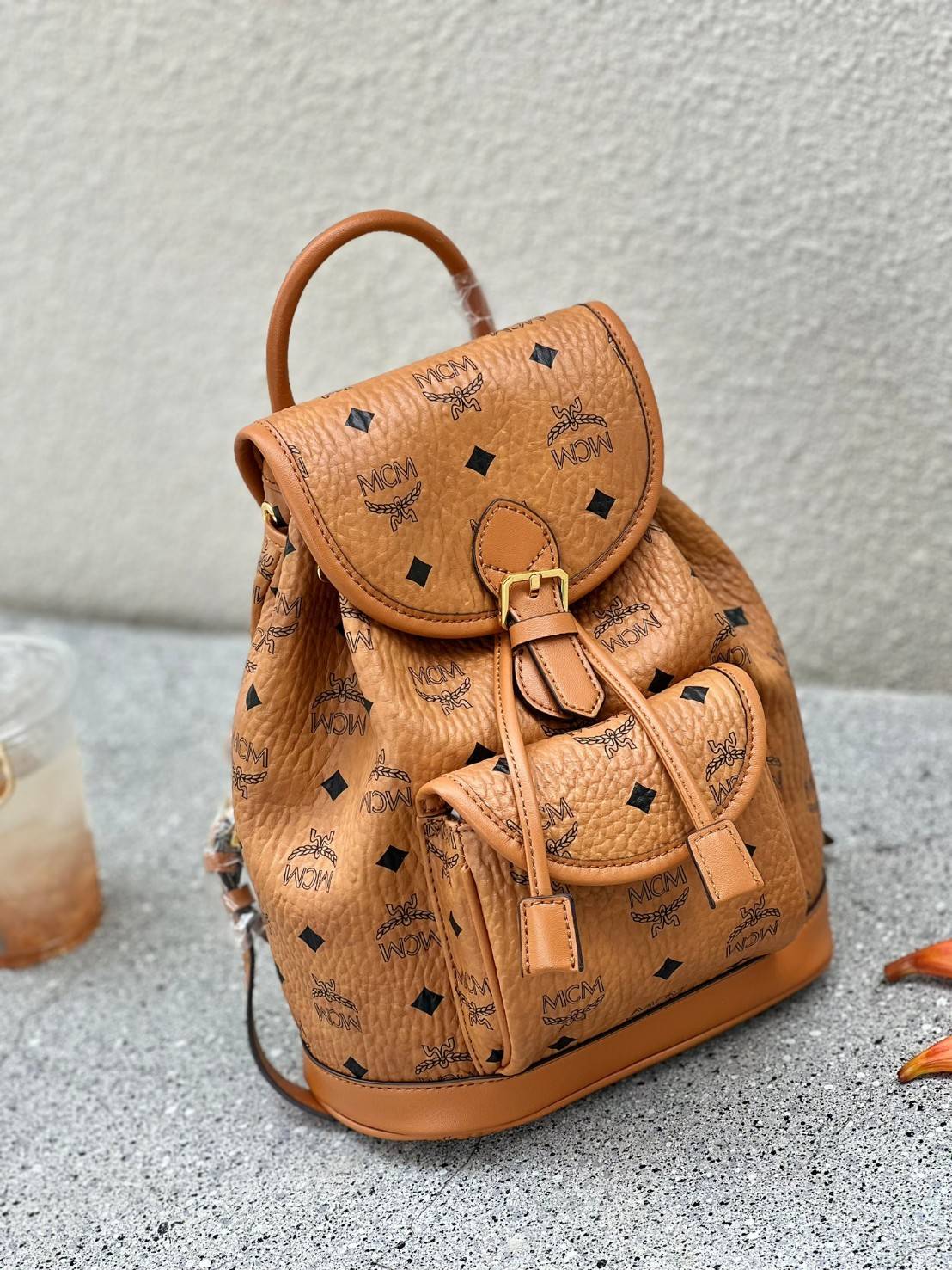 M.C.M AREN VISETOS BACKPACK / M.C.M Aren Drawstring Backpack in Visetos กระเป๋าเป้ทรงบัคเกตที่ทันสมัยคลาสสิคสวยมากๆ หนังแคนวาสอย่างดี ลายหนังสวยอีกหนึ่งรุ่นที่สาวๆควรมีติดตัว 🧡เกรดท็อปออริ เทียบแท้ 1:1 เกรดดีสุด ใช้งานต่างประเทศได้