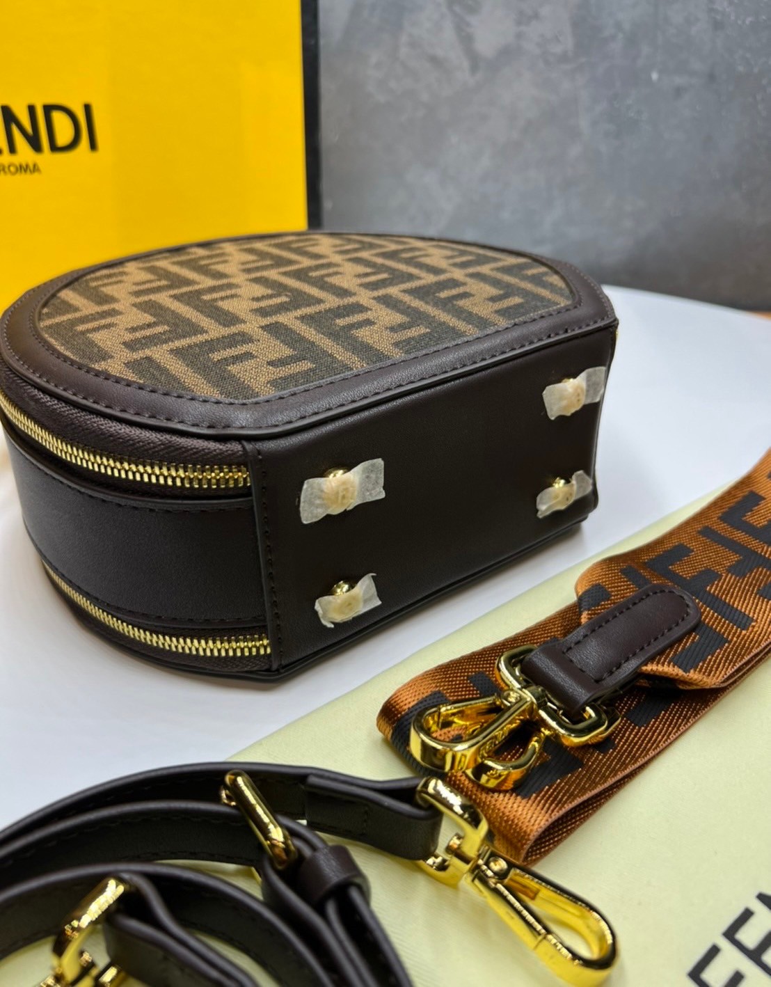 หนังแท้ FENDI CROSSBODY BAG / fendi circle bag / Fendi Round Monogram Crossbody Bag กระเป๋าสะพายทรงกลมสวยเด่น มีดีเทลเพิ่มความหรู ด้วยสีของอะไหล่ วัสดุหนังแคนวาสสลับหนังแท้ ภายในโล่งกว้าง มีช่องซิปแยกให้อีก ใช้งานง่าย พร้อมสายสะพาย 2 เส้น สายสะพายครอสปรับ