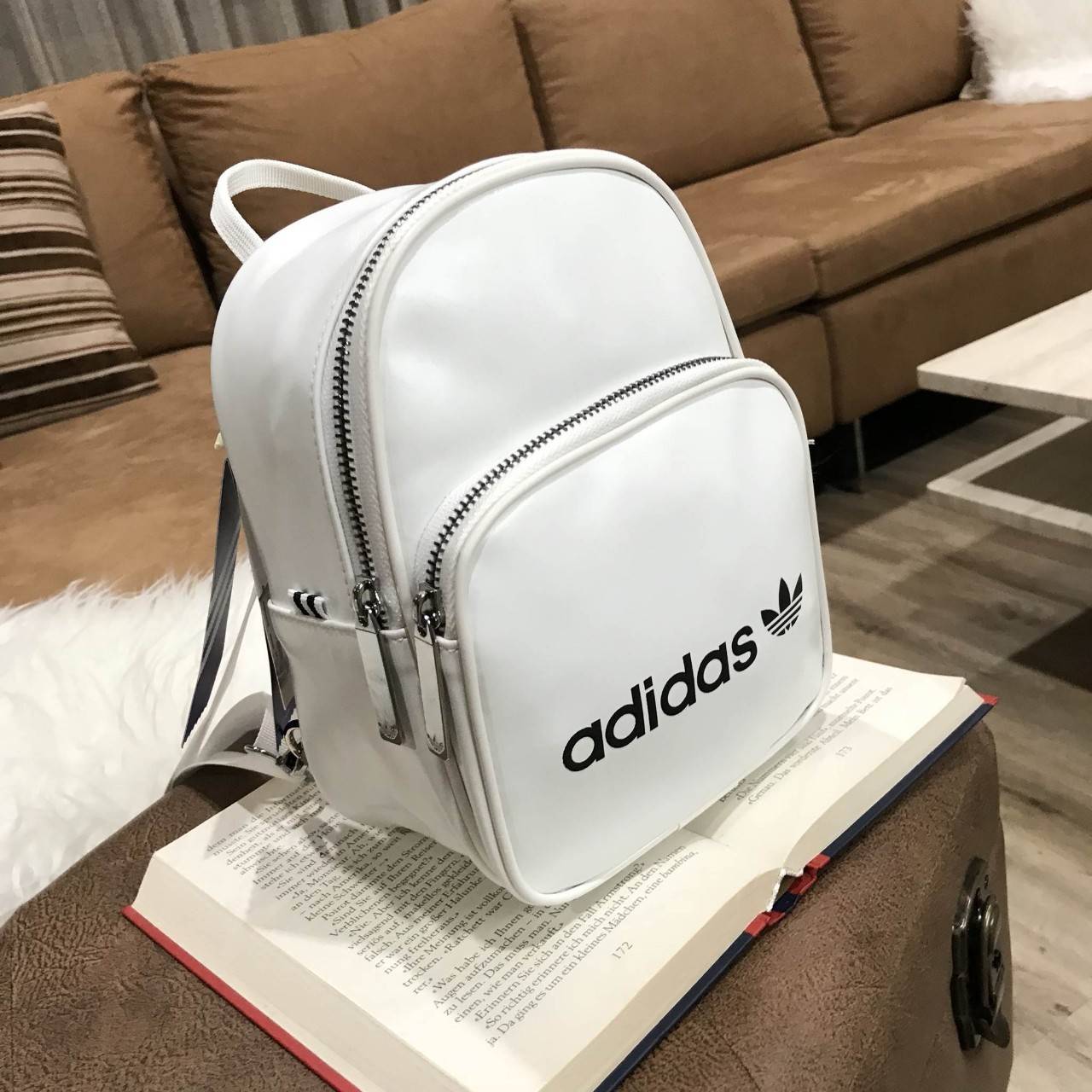 ADIDAS 2WAY MINI BACKPACK กระเป๋าเป้หรือสะพายหนังเรียบสไตล์ Sport ขนาดมินิ น้ำหนักเบา ด้านหน้ามีโล้โก้และช่องซิป เปิดปิดด้วยซิปสะดวกใช้ หัวซิปแบรนด์ ภายในมีช่องใส่ของ หูจับถนัดมือ สายสะพายปรับได้ freesize สามารถสะพายเป็นเป้ หรือกระเป๋าสะพาย Crossbody ได้2