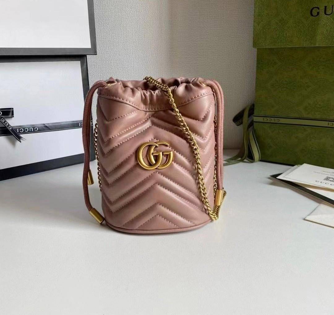 VIP 】Gucci GG Marmont mini bucket bag กระเป๋าสะพายข้าง Premiumgift วัสดุหนังแท้ ด้านในโล่ง มีช่องใส่บัตร3ช่อง ใส่กระเป๋าตังค์ ใส่โทรศัพท์ Iphone+ ได้ สายโซ่ยาว Crossbody ได้ ถอดสายได้ น้ำหนักเบา มาพร้อมถุงผ้าแบรนด์ ใบนี้คือที่สุด คุณหนูมากมาย ไม่ควรพลาดเล