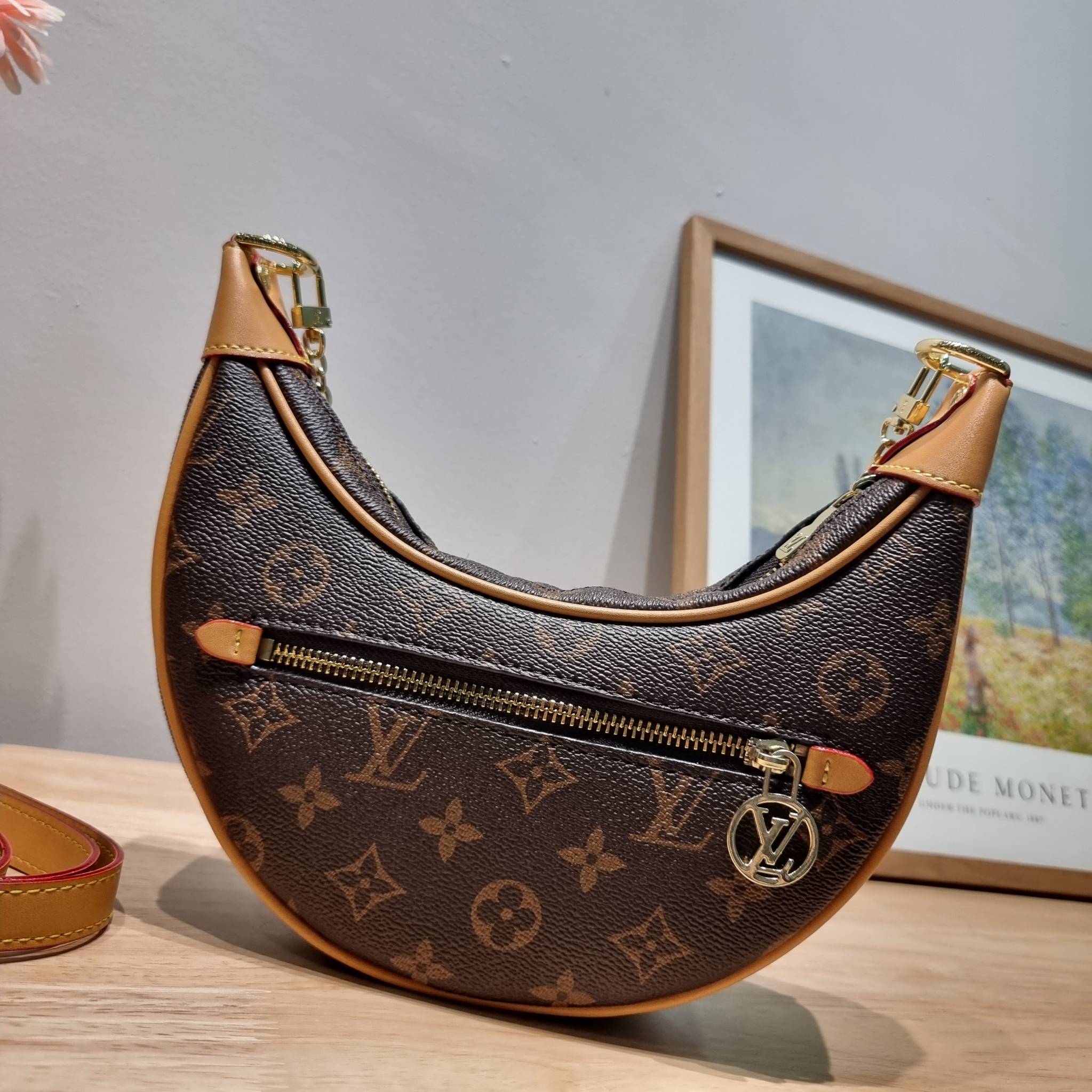 สุดยอดเดอะเบสท์ไอเท็ม ต้องยกให้เลย กับกระเป๋าสะพายทรงบาแกตต์ สวยหรู ดูแพงมาแต่ไกล LV loop bag ยังคงคลาสสิค ผู้ดี หรูหรา ขนาดกำลังพอดี ใส่โทรศัพท์ได้ทุกรุ่น วัสดุหนังแคนวาสคุณภาพ ด้านหน้ามีช่องซิปแยก สายสะพายมีมาให้ถึง 2 แบบ สลับใช้ได้เลยแบบไม่มีเบื่อ จะลุ