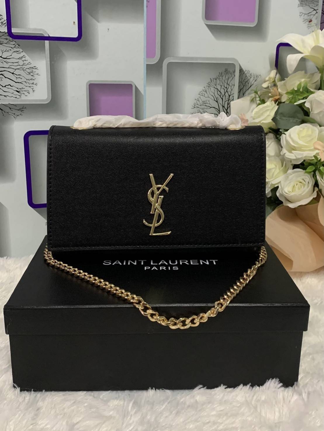 SAINT LAURENT Kate Medium leather shoulder bag VIP GIFT WITH PURCHASE (GWP) พรีเมี่ยมกิ้ฟ Limited Edition จาก YSL DUTY FREE COUNTER วัสดุหนังแกะสังเคราะห์ ลวดลายคล้ายหนังคาเวียร์ หนังสวย ใช้ทน อะไหล่ทองทั้งใบ ด้านหน้าประดับโลโก้แบรนด์ ขนาดกระทัดรัดกำลังดี