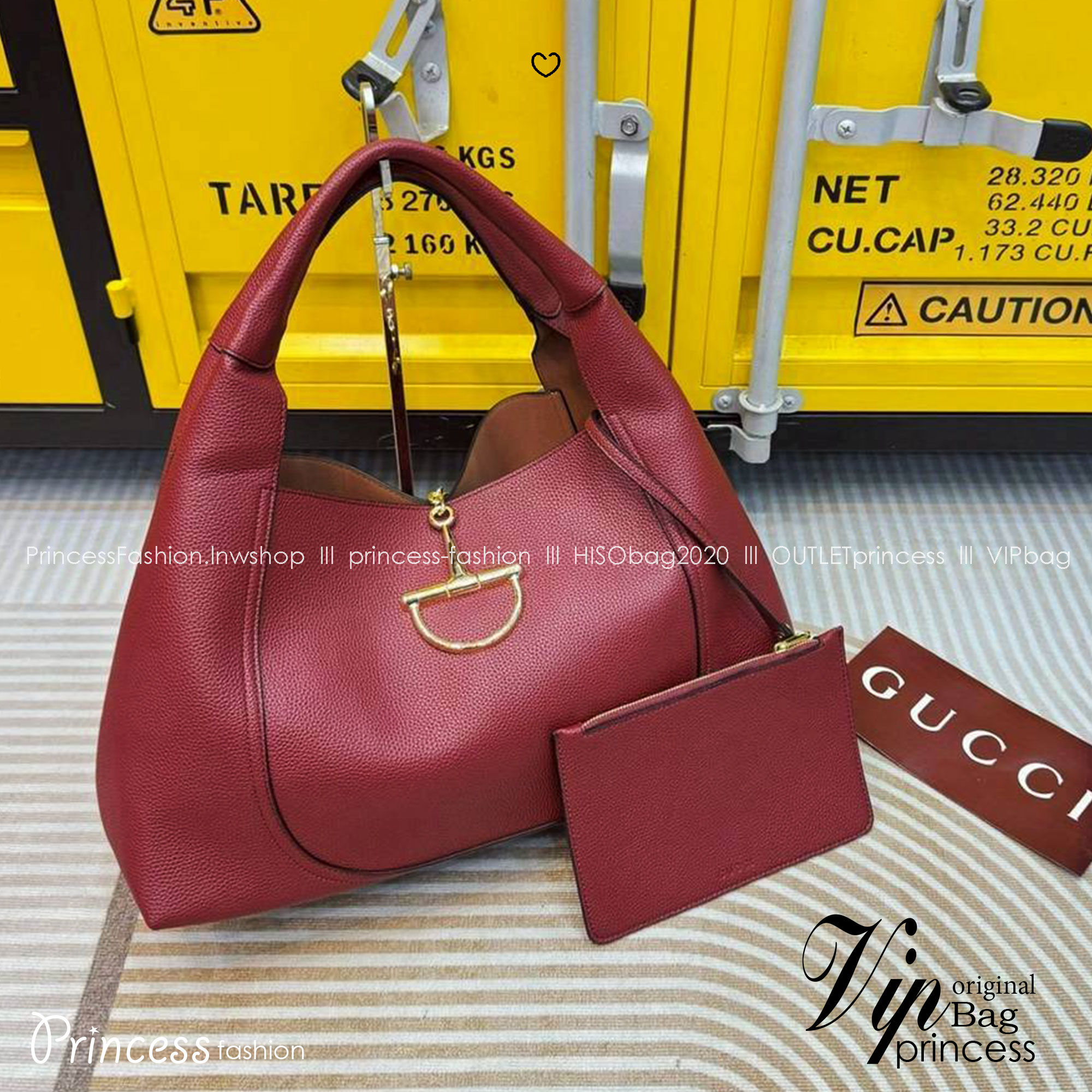 Gucci Softbit maxi shoulder bag กระเป๋าทรงโฮโบโฉมใหม่ใบใหญ่ อะไหล่เป็นเอกลักษณ์ของแบรนด์ในรูปแบบ Horsebit ครึ่งรูปขนาดใหญ่ หรูหราและใช้งานสะดวก รูปทรงสไตล์สบายๆ หนังลายเกรนสวยหรูนุ่มนวลพร้อมเท็กเจอร์อันโดดเด่น