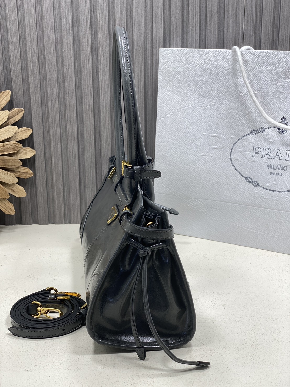 ORI หนังแท้ | Prada Bonnie medium leather handbag 32cm กระเป๋าสะพายทรงโท้ท โดดเด่นด้วยดีไซน์ที่เน้นความประณีตแต่ใช้งานได้จริง หนังเนื้อนุ่มเคลือบเงา เน้นย้ำเสน่ห์อันทันสมัยและใช้งานได้หลากหลาย