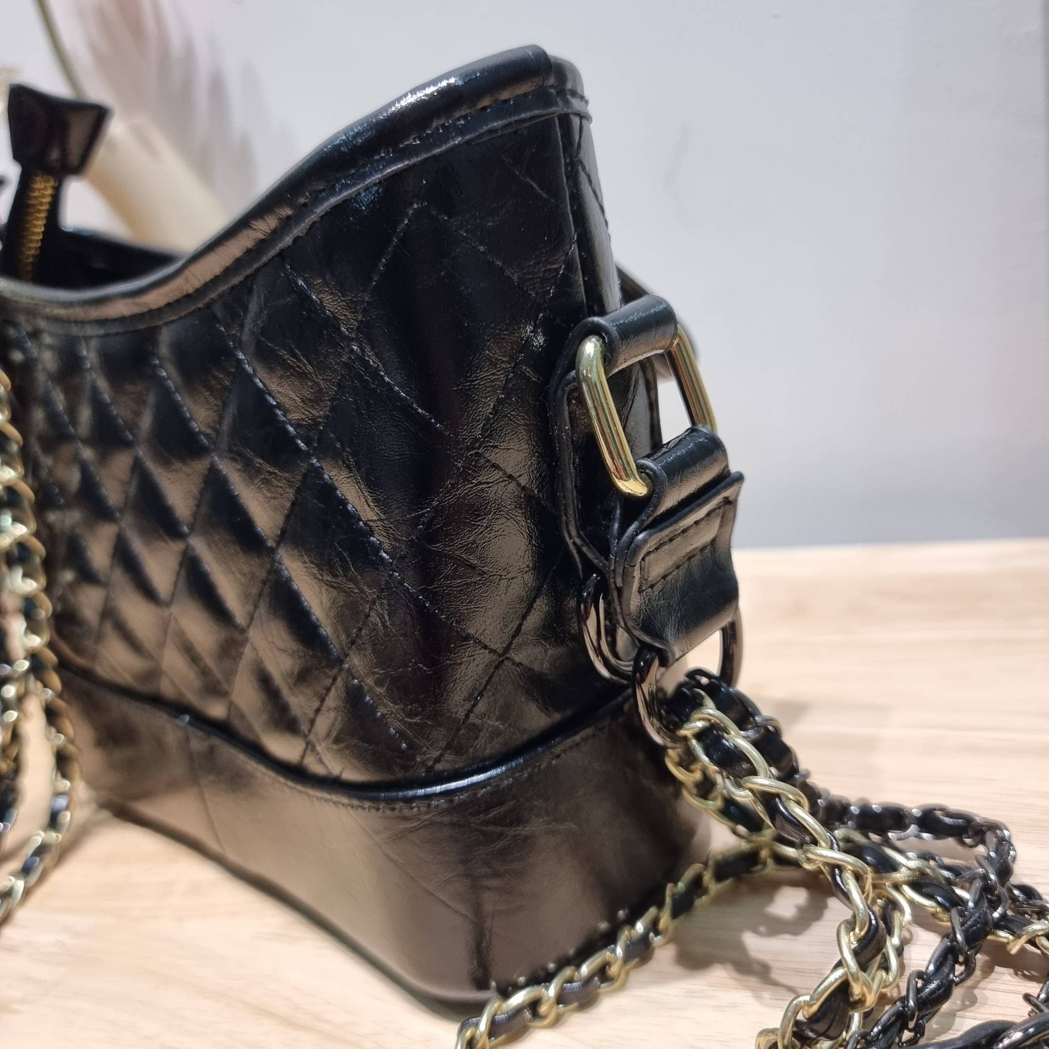 CHANEL GIFT SET สุดหรูชวนให้สะสมส่งท้ายปี กับไอเท็มลิมิเต็ดและ best seller พร้อมเสิร์ฟครบชุด สุดคุ้ม มาพร้อมกระเป๋าสะพายถึง 2 ใบ เด็ดทั้งคู่ๆ วัสดุหนังวัว และยังไม่พอ มีกระเป๋าสตางค์แถมให้ไปอีก 1ใบ สวยครบจบในเซ็ทเดียว!!