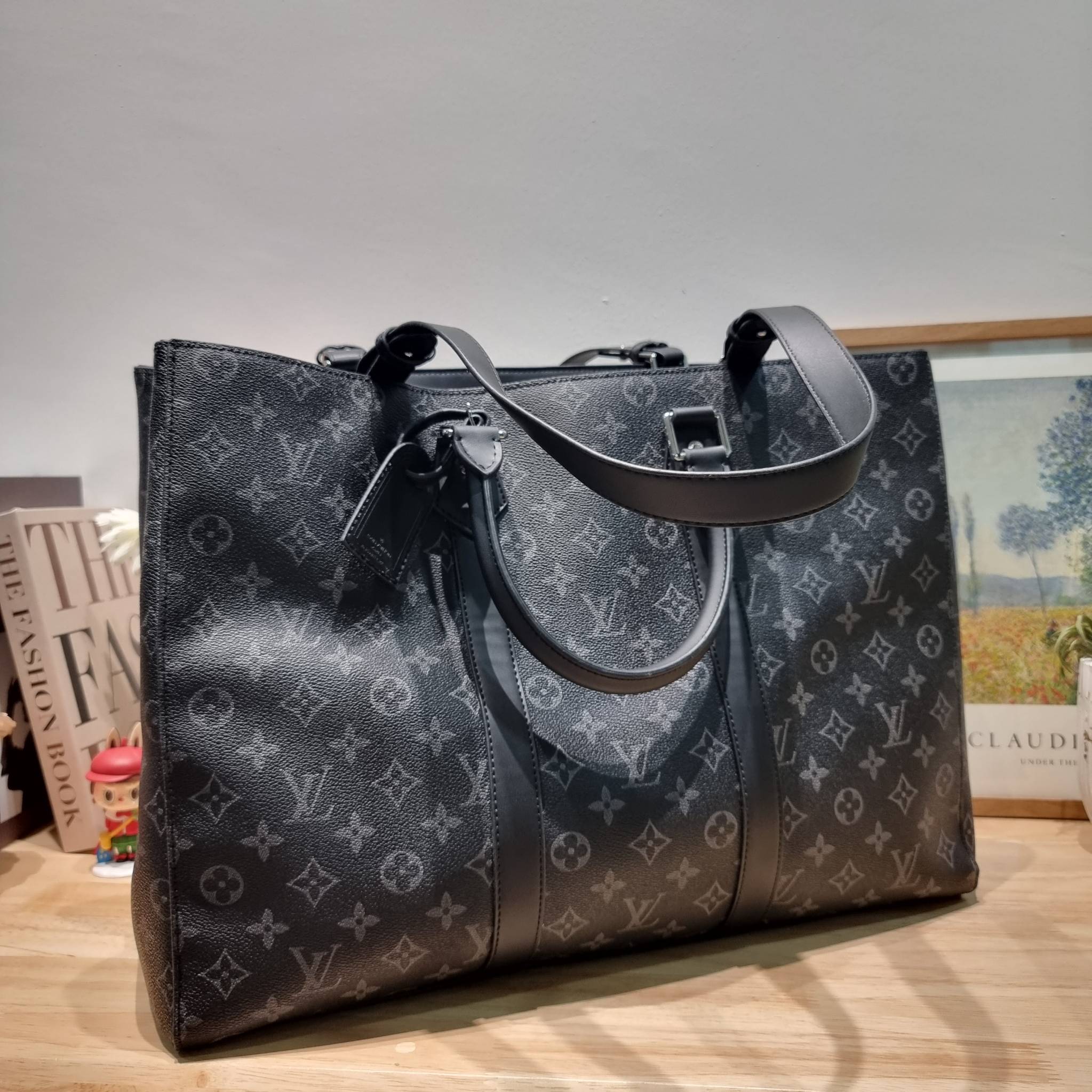 LV Sac Plat 24H Monogram Eclipse Canvas / LV CARRYALL TOTE ใหม่รับ summer ฉีกทุกกฏเพราะใช้ได้แบบยูนิเซ็กส์ กับกระเป๋าเดินทางมาในรูปแบบของทรงโท้ท ใบใหญ่ จุได้แบบจุกๆ ดีไซน์ลวดลายคลาสสิค