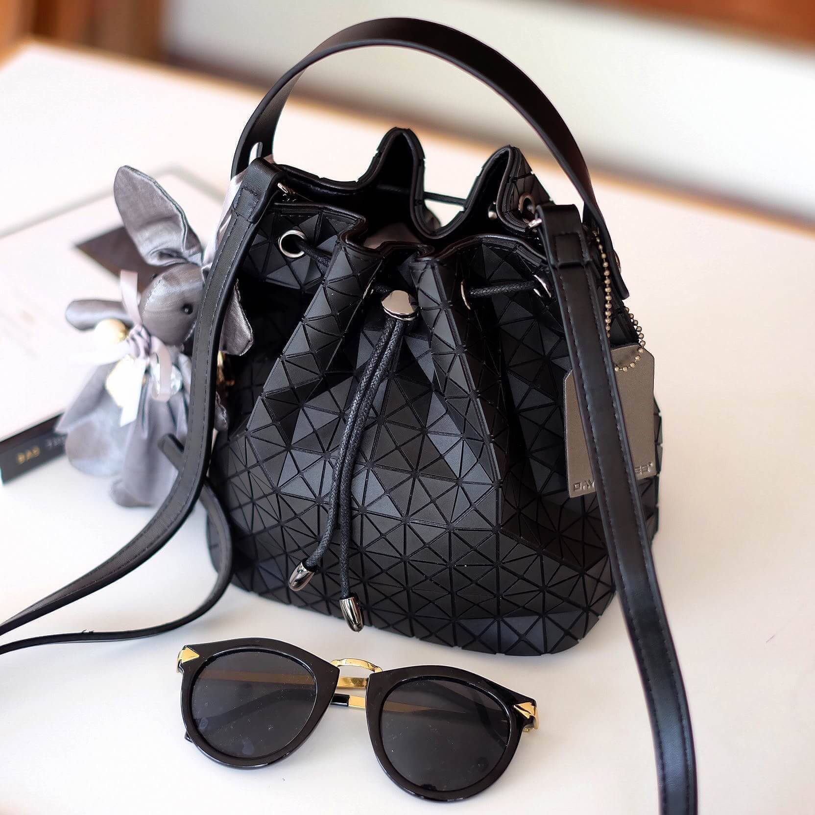 ทรงขายดี น่ารักมาก David Jones Bucket Leather (bag) กระเป๋าสะพายข้างดีไซน์เกร๋มาก สีดำสวยมาก #chic รุ่นนี้ รูปแบบน่ารัก แอบเก๋ด้วยดีไซด์ของตัวกระเป๋า และที่มัดสายกระเป๋า ภายในมีช่องเก็บของจุกจิกได้ #ฟรีพวงกุญแจน้องกระต่ายสุดน่ารัก #มีถุงผ้าแบรนด์ให้คะ #ใบ