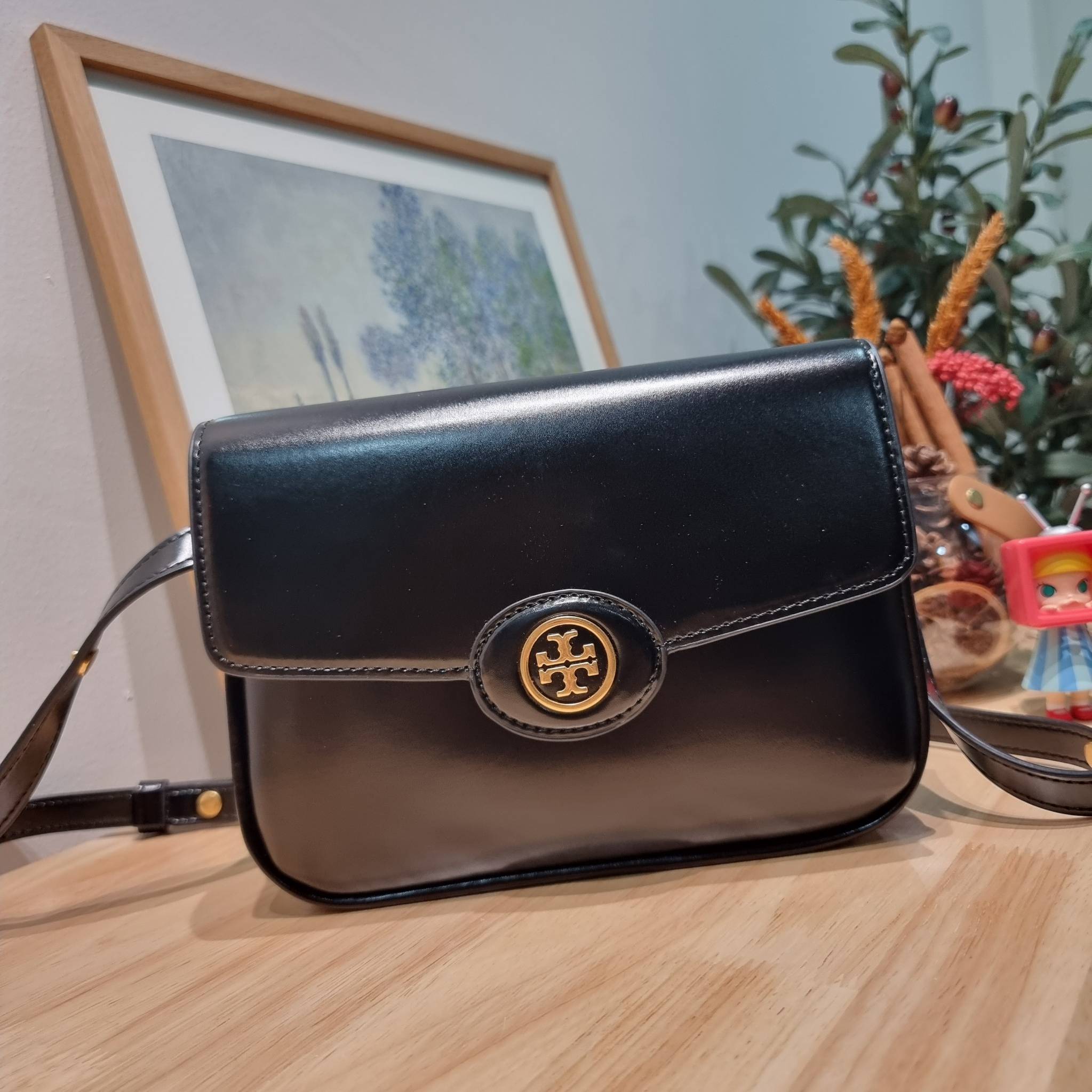 TORY BURCH ROBINSON SPAZZOLATO CONVERTIBLE SHOULDER BAG คอลเลคชั่นใหม่ สวยก่อนใคร ในราคาสุดคุ้ม! กับกระเป๋าสะพายไหล่ ดีไซน์สุดหรู หนังแก้วเงาสวยคม สีผู้ดี รูปทรงใช้งานได้ทุกลุค