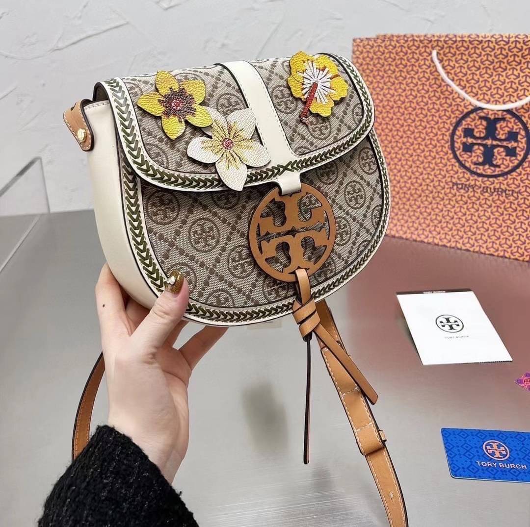 TORY BURCH T MONOGRAM FLORAL BAG / Tory Burch Monogram Crossbody Bag / TORY BURCH MILLER CANVAS QUADRANT SADDLE BAG กระเป๋าทรงยอดนิยม ดีไซน์ใหม่ล่าสุด สไตล์งานคราฟ มีลูกเล่นประดับดอกไม้กับตัวกระเป๋า วัสดุผ้า jacquard ใช้เป็น Everyday Bag สามารถใช้งานได้บ่