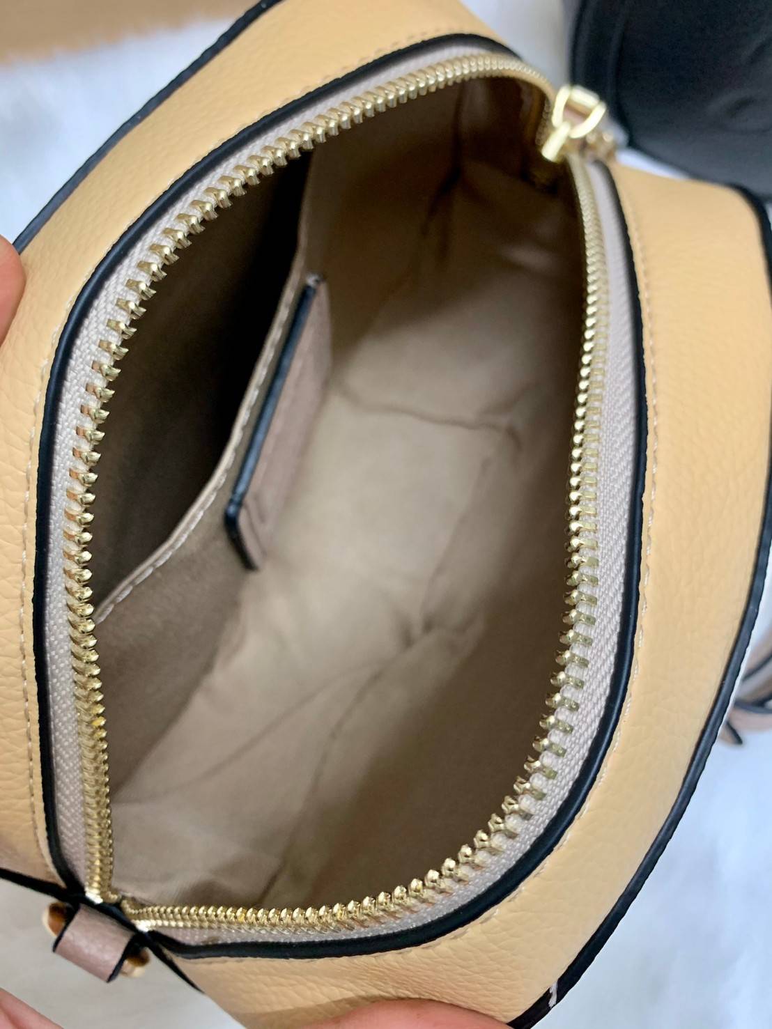 COACH Camera Bag In Colorblock ((C4056//C4156)) พร้อมส่งค่ะ! กระเป๋าทรงกลม ใบน่ารัก ขนาดพอดีลำตัว บวกกับเป็นหนังแท้นิ่มอย่างดี น่าใช้มากๆเลยทีเดียว ด้านหน้ามีโลโก้แบรนด์รถม้า เปิดปิดกระเป๋าแบบซิป ภายในใส่มือถือได้ทุกรุ่น;กระเป๋าเงินใบกลางได้;ของสำคัญจุกจิ