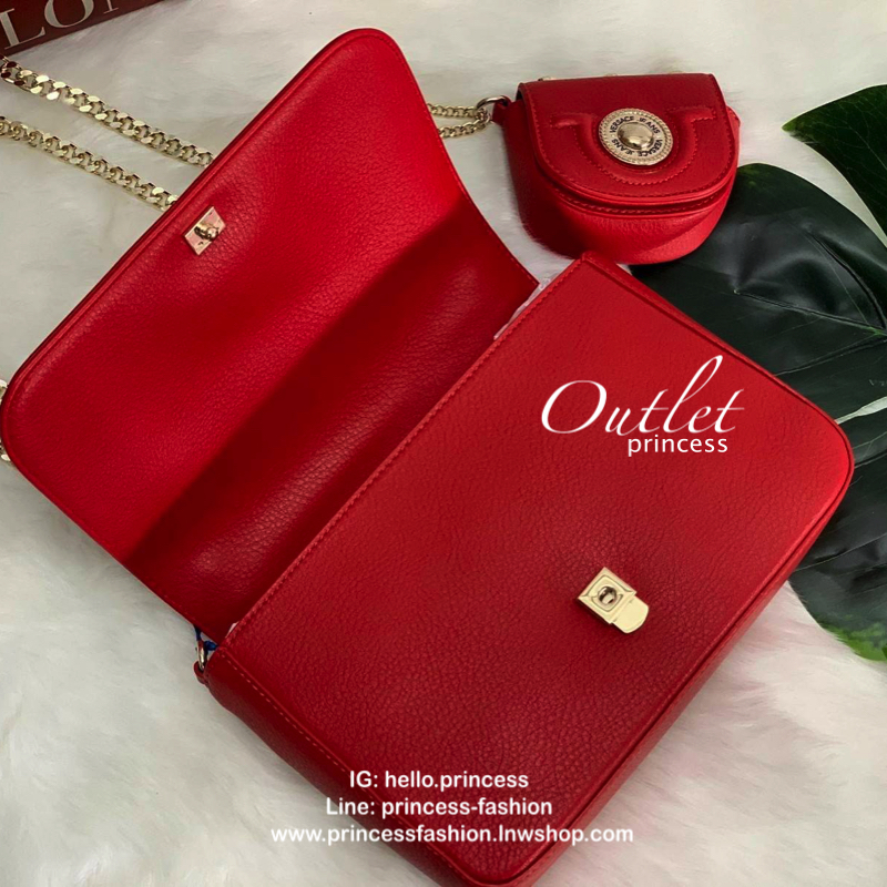 VERSACE JEAN SHOULDER BAG SYNTHETIC 2019 กระเป๋าสะพายข้าง//หิ้วได้ วัสดุหนังอย่างดี สวยงามค่ะ ด้านหน้ามีโลโก้แบรนด์ เปิดปิดแบบกดล็อค ภายในกว้าง สามารถใส่กระเป๋าสตางค์ใบยาวได้ ของอื่นๆพอประมานเลยค่ะ มีช่องซิปและช่องโล่งให้ สายสะพายแบบโซ่มีหนังรองบ่า สามารถ