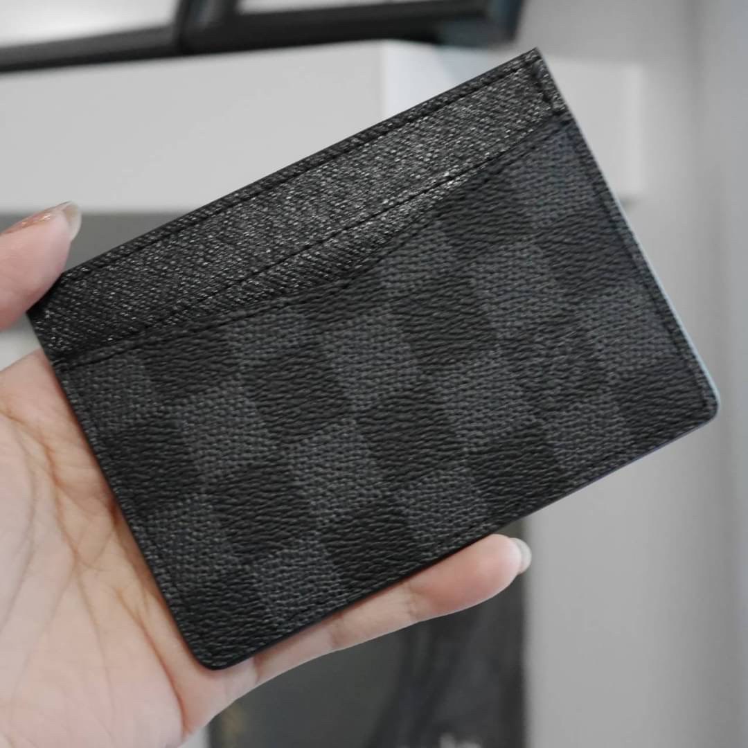 งานหรูเว่อวัง LOUIS VUITTON CARD HOLDER (GWP) 💳 ที่ใส่บัตร จากพรีเมี่ยมกิ้ฟแบรนด์หรู ดีไซน์สวยเก๋ หนังแท้ลายสวยเป็นเอกลักษณ์ ขนาดกำลังดี ใส่บัตรอย่างน้อย 7 ใบ พกพาสะดวก จะซื้อไว้ใส่บัตรใบหรู หรือซื้อให้เป็นของขวัญ ก็ควรค่าที่สุดคะ ห้ามพลาดนะคะ