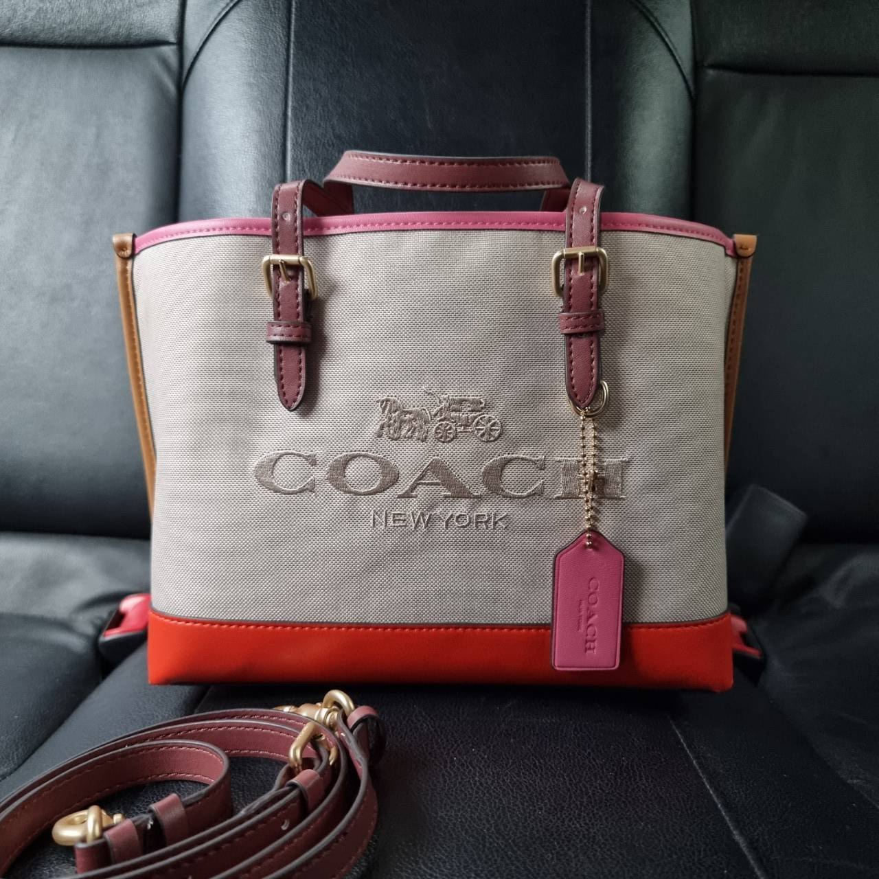 COACH C4085 MOLLIE TOTE 25 IN COLORBLOCK กระเป๋าทรงโท้ทยอดฮิต ขนาดมินิไซส์ ดีไซน์สวยคมทุกรุ่น!! ตกแต่งซิกเนเจอร์ถักทออยู่บนผ้าแคนวาส ดูโดดเด่น ภายในเป็นช่องโล่ง มีช่องซิปกลางใส่ของได้ ขนาดกำลังดีแบบใส่ของได้ครบครัน มาพร้อมสายสะพายข้าง หรือจะถือคล้องแขนเก๋