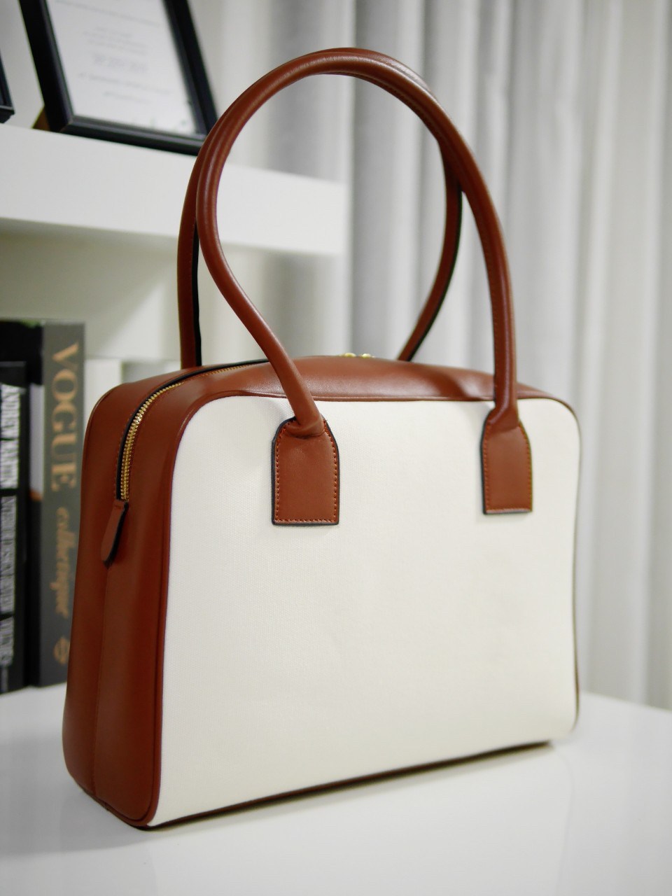 กระเป๋าทรงหมอน สวยสุดคลาสสิค BURBERRY BAG VIP GIFT WITH PURCHASE (GWP) พรีเมี่ยมกิ๊ฟ Limited Edition จากBURBERRY วัสดุผ้าแคนวาสสีขาวเรียบสวยมาก สกรีนโลโก้แบรนด์ด้านหน้า เปิดปิดด้วยซิปมีที่จับหนัง ด้านในใส่ของได้เยอะจุใจ ใส่ไอแพดมินิได้ค่ะ อะไหล่แบรนด์สีทอ