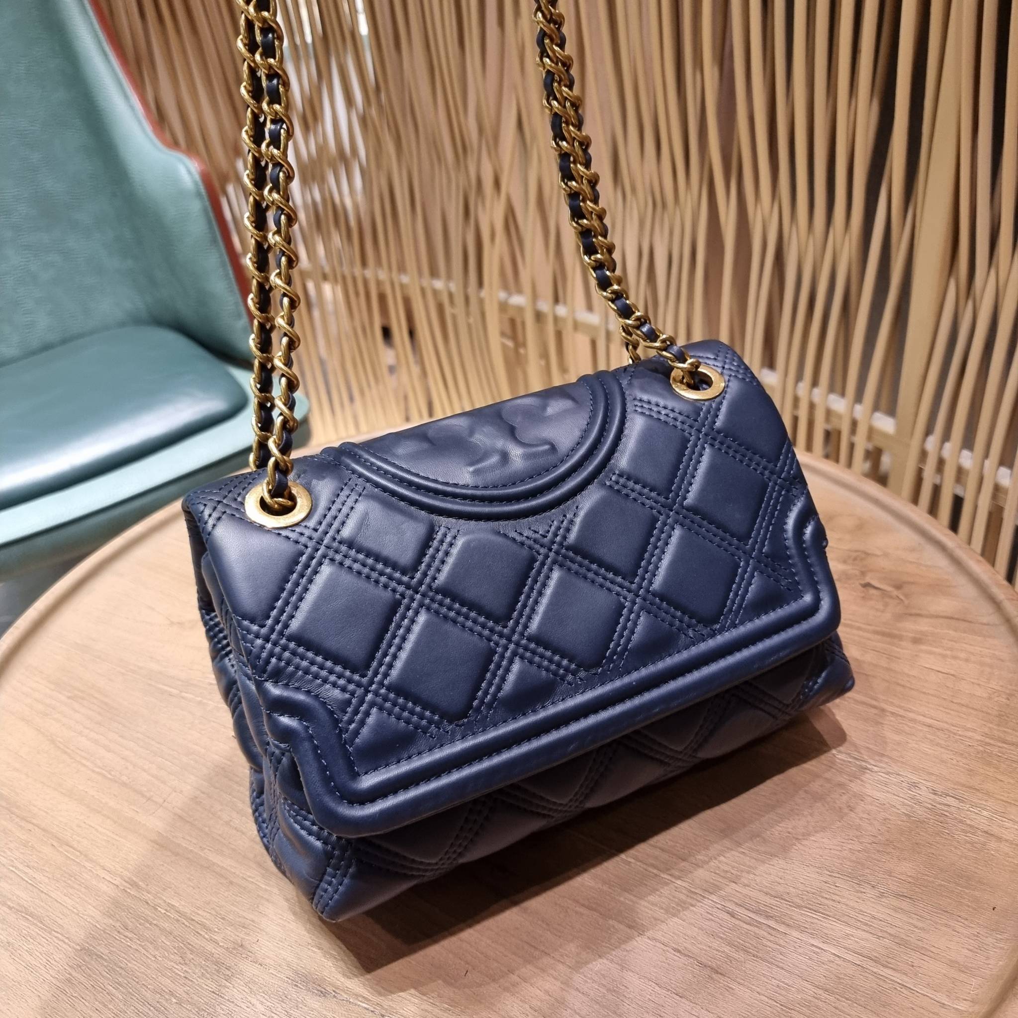 TORY BURCH FLEMING SOFT CONVERTIBLE SHOULDER BAG รุ่นหายากที่สาวๆตามหา มาพร้อมเสิร์ฟความสวยถึงบ้านไปเลยจ้า รอบนี้คัดสีสวยๆมาให้ได้ช้อปกันอย่างจุใจไปเลย กระเป๋าสะพายไหล่ หนังแท้นิ่มเต็มใบ สวยหรูดูแพง เปิด-ปิดด้วยตัวกดล็อคแน่นหนา สายสะพายในตัวปรับใช้ได้ 2 แ