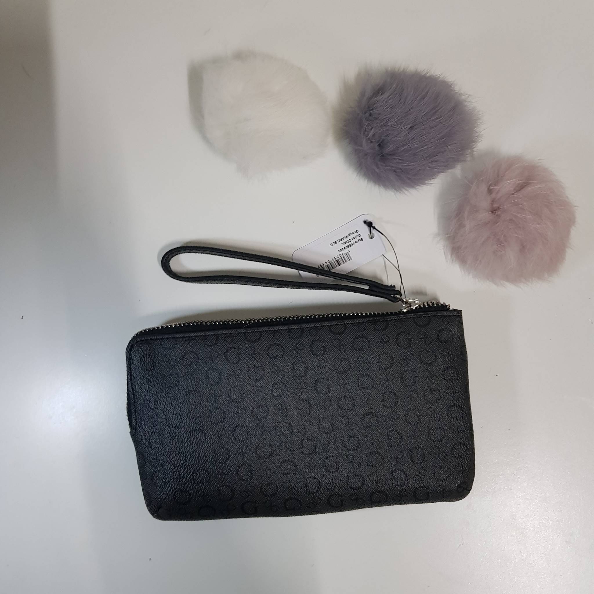 New arrival!! GUESS LEARHER CLUTCH BAG กระเป๋าคล้องมือสีสวย ด้านหน้ามีโลโก้แบรนด์สีเงินสวย ช่องด้านหน้าสามารถใส่มือถือ iphone7+ ได้สบายเลยค่ะ เปิดปิดด้วยซิปพร้อมสายคล้องมือ ด้านในมีช่องใส่บัตรได้ 3 ช่องและสามารถใส่ธนบัตรตามยาวได้ คือรุ่นนี้เรียกว่าสวยคุ้ม