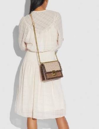 COACH HUTTON SHOULDER BAG IN SIGNATURE CANVAS sold out ไปกันทั่วหน้าในหลายประเทศ กับกระเป๋าสะพายที่สุดของความหรู ดีไซน์คลาสสิควินเทจ ลูกเล่นสีแทนสนิมตัดกับอะไหล่สีทองเหลืองดูย้อนยุคและหรูหรา วัสดุหนังแคนวาสสลับหนังแท้ สายสะพายโซ่สลับหนัง ปรับสะพายได้ 2 แบ