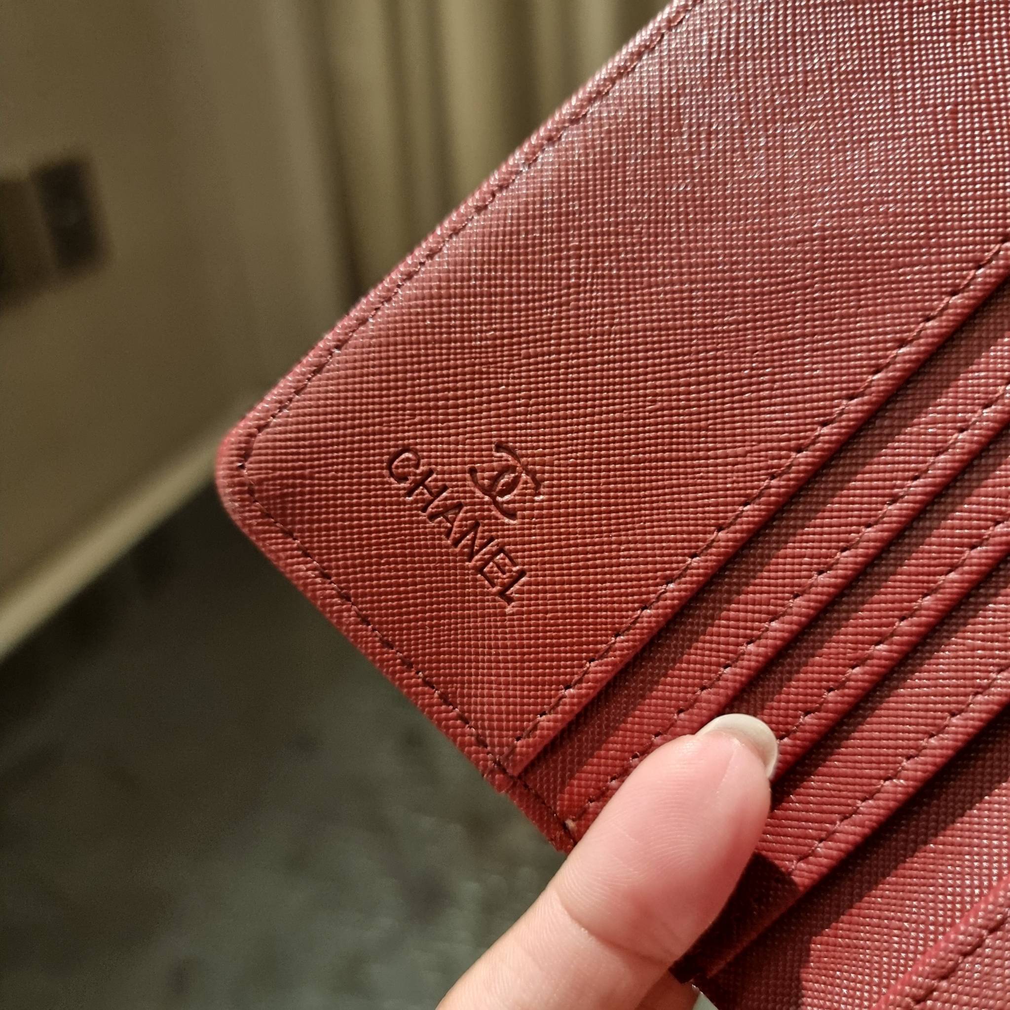 VIP 】มาแล้วจ้า!! รุ่นแนะนำ!! ฮิตติดใจสาวๆ!! กระเป๋าสตางค์ใบสั้นรุ่นฝาพับ จาก Chanel premium for gift เรียบหรู ดูไฮน์ วัสดุหนังสังเคราะห์ลายคาร์เวีย ด้านในเป็นหนังซาฟเฟียโน่ เปิด-ปิดด้วยกระดุมแม่เหล็ก ภายในกระเป๋ามีช่องใส่บัตร ใส่ธนบัตรได้ ดีไซน์เรียบหรูตา