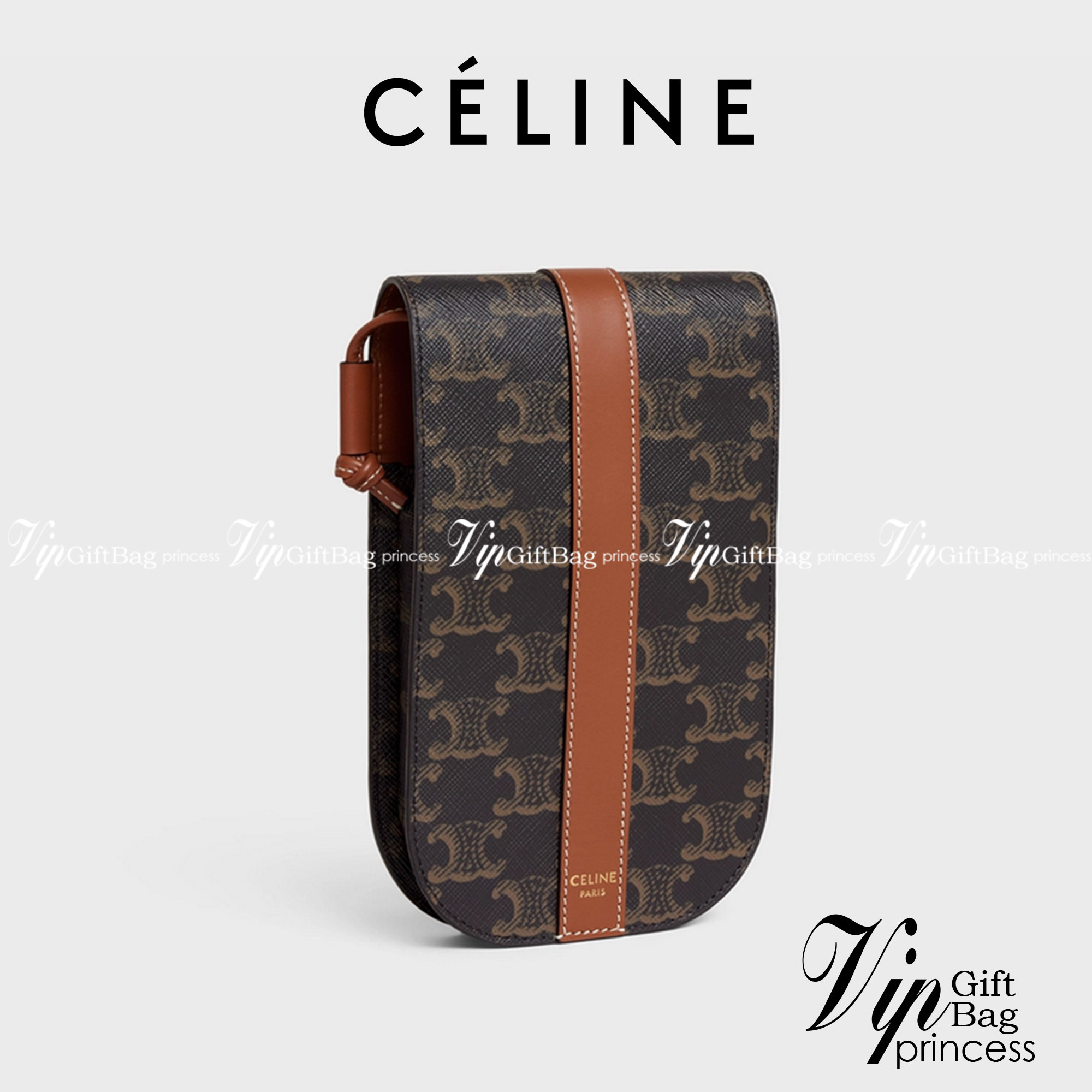 Celine Phone Pouch in Triomphe Canvas กระเป๋าใส่โทรศัพท์รุ่นนี้ มีดีไซน์ดูเรียบง่าย แต่ดูหรูหราด้วยลวดลาย Triompe ที่แสดงถึงความเป็นเอกลักษณ์ของ celine ช่องหลักที่มีความกว้าง สามารถใส่โทรศัพท์มือถือ ธนบัตร บัตรต่าง ๆ และของจุกจิกชิ้นเล็ก ๆ ได้แบบจุใจ หรือ