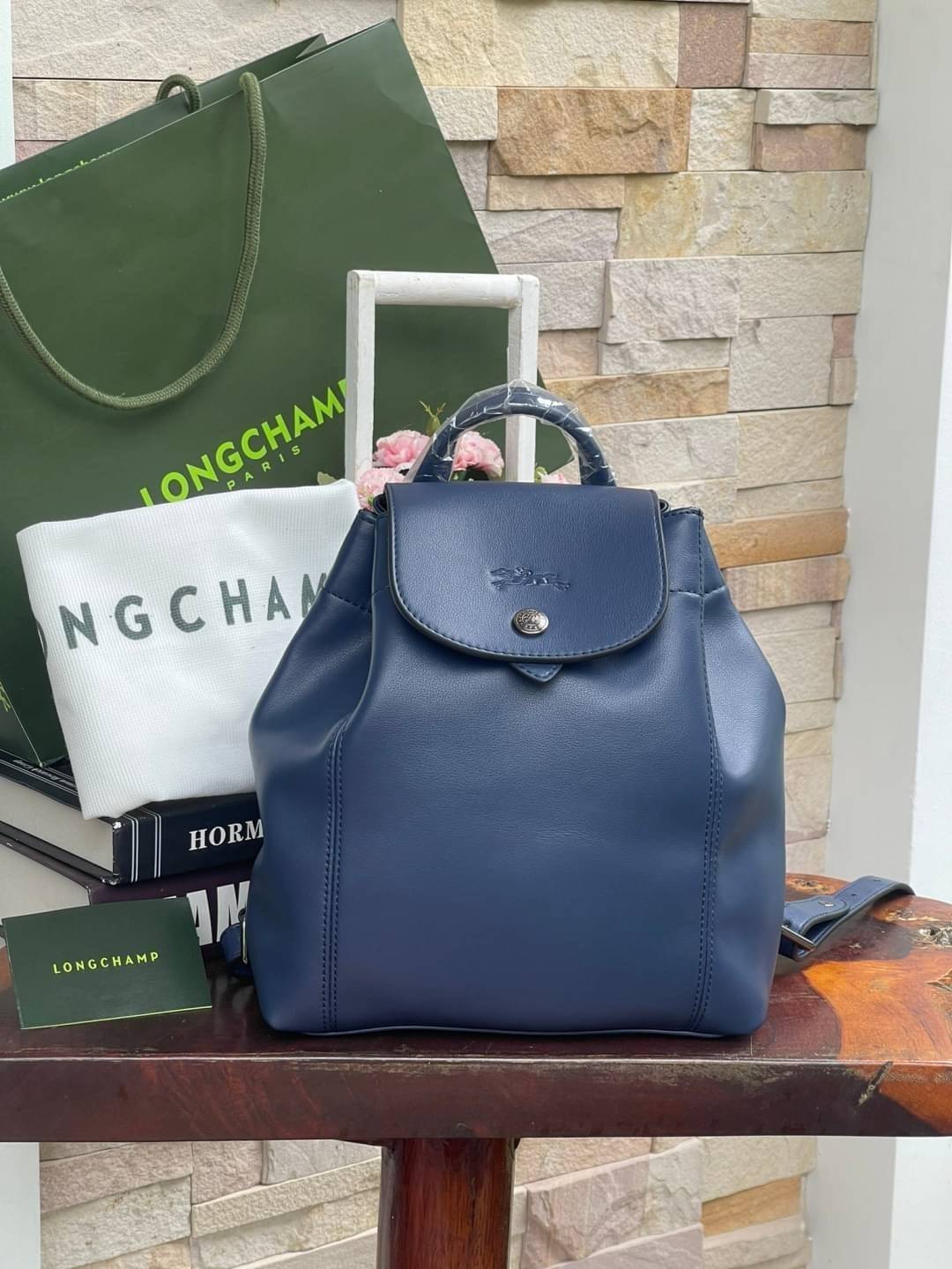 Longchamp Le Pliage Cuir Xs Leather Backpack แบรนด์ติดเทรนด์ตลอดไม่เคยเปลี่ยนกับ ทรง Le Pliage Cuir หนึ่งในตระกูลกระเป๋าสุดไอคอนิกจากแบรนด์ เมื่อรุ่น Le Pliage Cuir ในรูปแบบของหนังแกะ Metis ได้ถือกำเนิดขึ้นในปี 2012 เป้ที่มีการจัดการปรับดีไซน์ให้มีขนาดกำล
