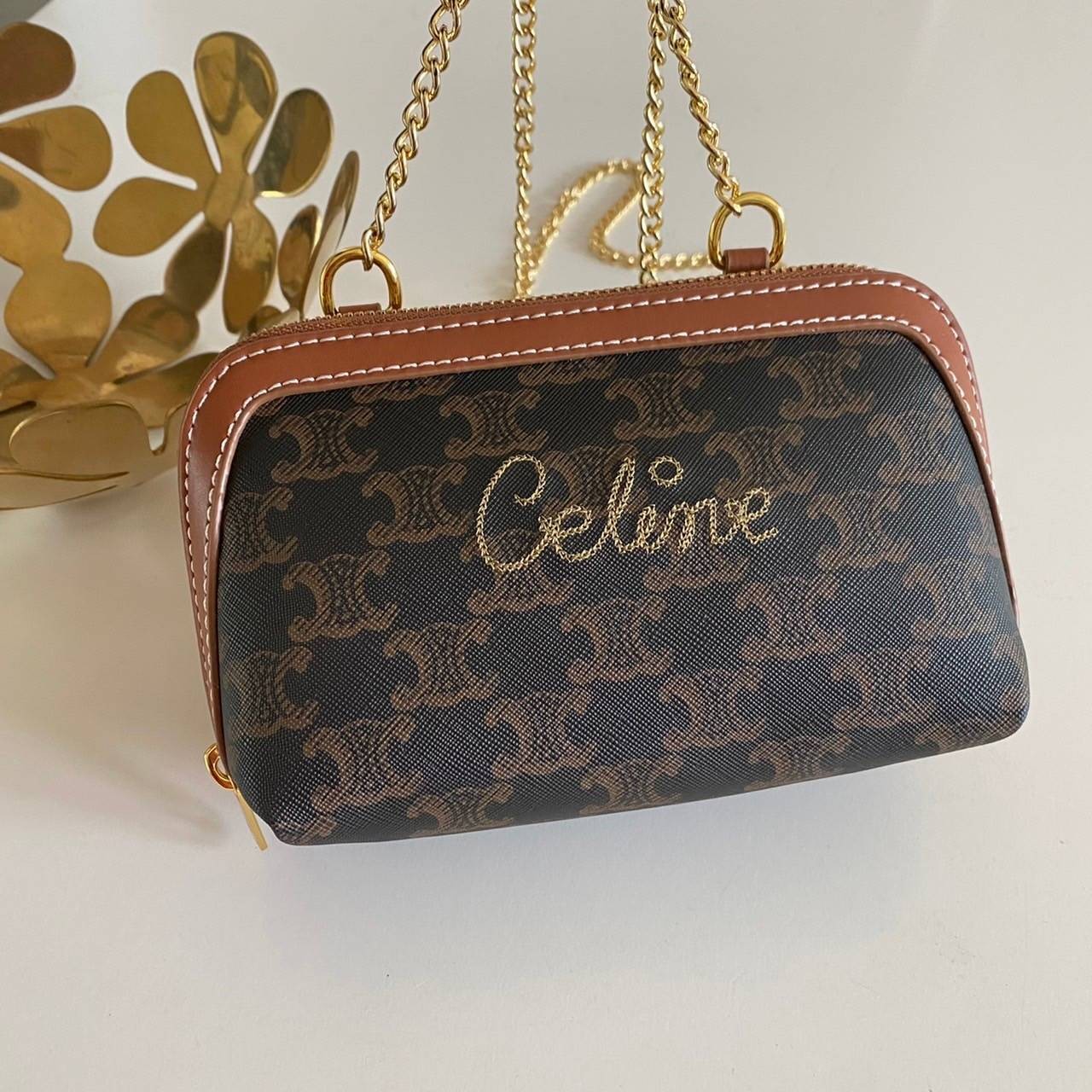 หนังแท้ CELINE TRIOMPHE Triumphal Arch Canvas Shoulder Messenger Chain Bag / CELINE CLUTCH WITH CHAIN กระเป๋าคลัทช์ดีไซน์เรียบหรูออกแบบมาได้อย่างลงตัว พร้อมสายสะพายโซ่ทองสุดหรู ด้วยรูปทรงที่สวยงามและทันสมัย สามารถใส่กระเป๋าสตางค์ใบสั้นหรือเครื่องสำอางค์ได