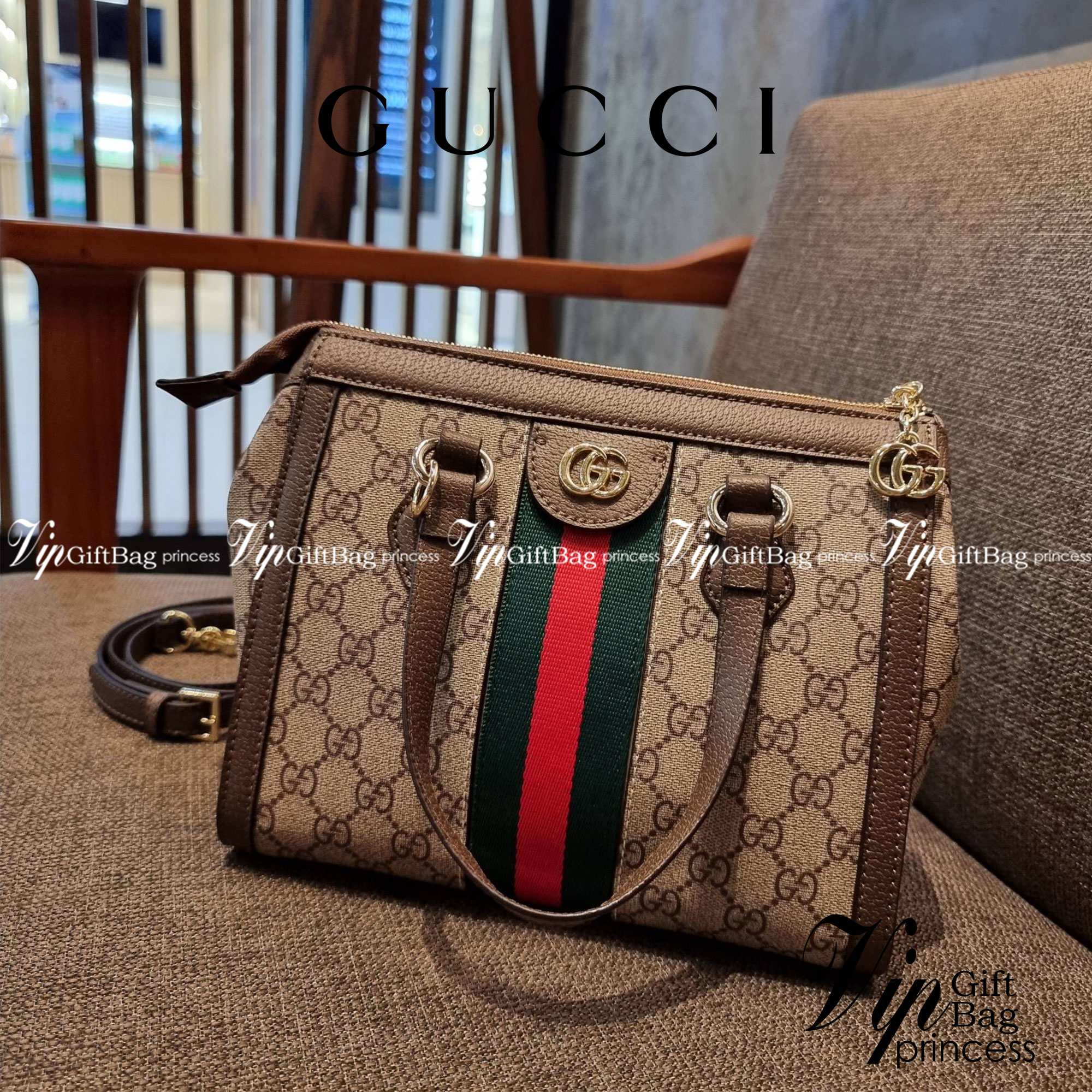 GUCCI Ophidia Small GG Tote Bag GC CLASSIC SMALL TOTE BAG WITH GWP กระเป๋าถือ/สะพาย อีกรุ่นหายาก ที่คงความสวยคลาสสิค และเรียบหรู วัสดุหนังแคนวาส ดีไซน์แถบคาดโดดเด่น รูปทรงสวยน่าใช้มากๆ สะพายขับผิว เปิด-ปิดกระเป๋าด้วยซิป หัวซิปตัว G อะไหล่สีทอง ภายในโล่งกว