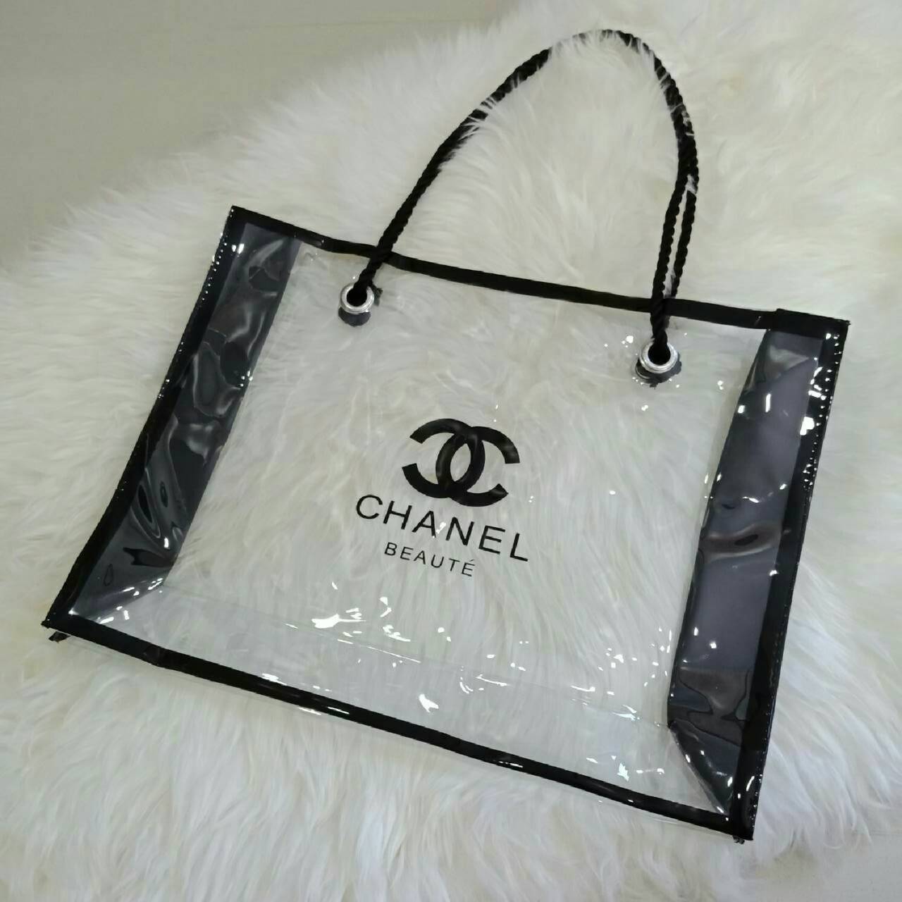 New Choose!! Chanel Transparent Tote Bag กระเป๋าดีไซน์เก๋ขนาดใหญ่ จาก premium gift เครื่องสำอาง Chanel ตัวกระเป๋าเป็นพลาสติกใส สกรีนยี่ห้อไว้ที่ด้านหน้า สายเป็นเชือกเนื้อนิ่มสีดำ จุของได้เยอะม้ากกกก จะใช้ถือใส่ของ หรือเป็นถุง shopping ก้เริ่ดคะ