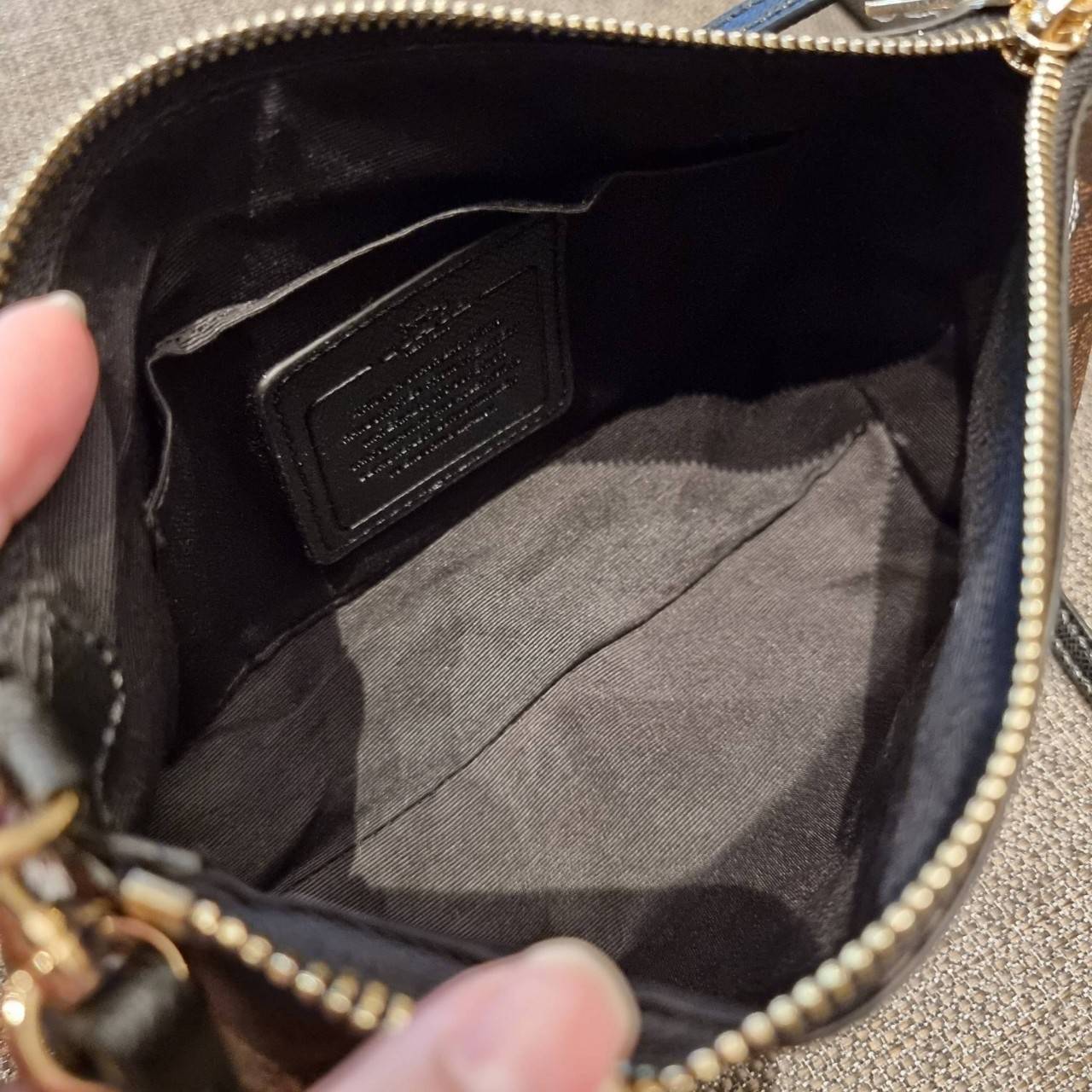 COACH F36674 TOP HANDLE POUCH IN SIGNATURE WITH SNOOPY PRINT คอลเลคชั่นใหม่ ในสไตล์พอช มาให้ช้อปก่อนใครในไทยจ้า น่ารักน่าใช้ไปอีกกับกระเป๋าสะพายทรงฮิตตลอดกาล ด้วยดีไซน์ที่ออกมาให้ใช้งานได้ง่าย ขนาดกำลังเหมาะ วัสดุแคนวาสทนทาน ดีไปหมดขนาดนี้!! คุณลูกค้าถึงส