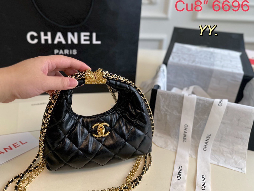 CHANEL Mini Hobo Bag น่ารักแบบตะโกนมาจ้าแม่ กระเป๋ามินิทรงโฮโบ บอกเลยว่าใบนี้สวยและโดดเด่นมาก ด้วยสายโซ่สีทองอร่ามมาแบบมัดรวม เพิ่มกิมมิกแบบถือด้วยตัวล็อกปิดอะไหล่สีทอง จะถือก็ Cute จะสพายก็ปัง เอาอยู่เลยค่า สาวๆ ห้ามพลาดเชียวน้าา