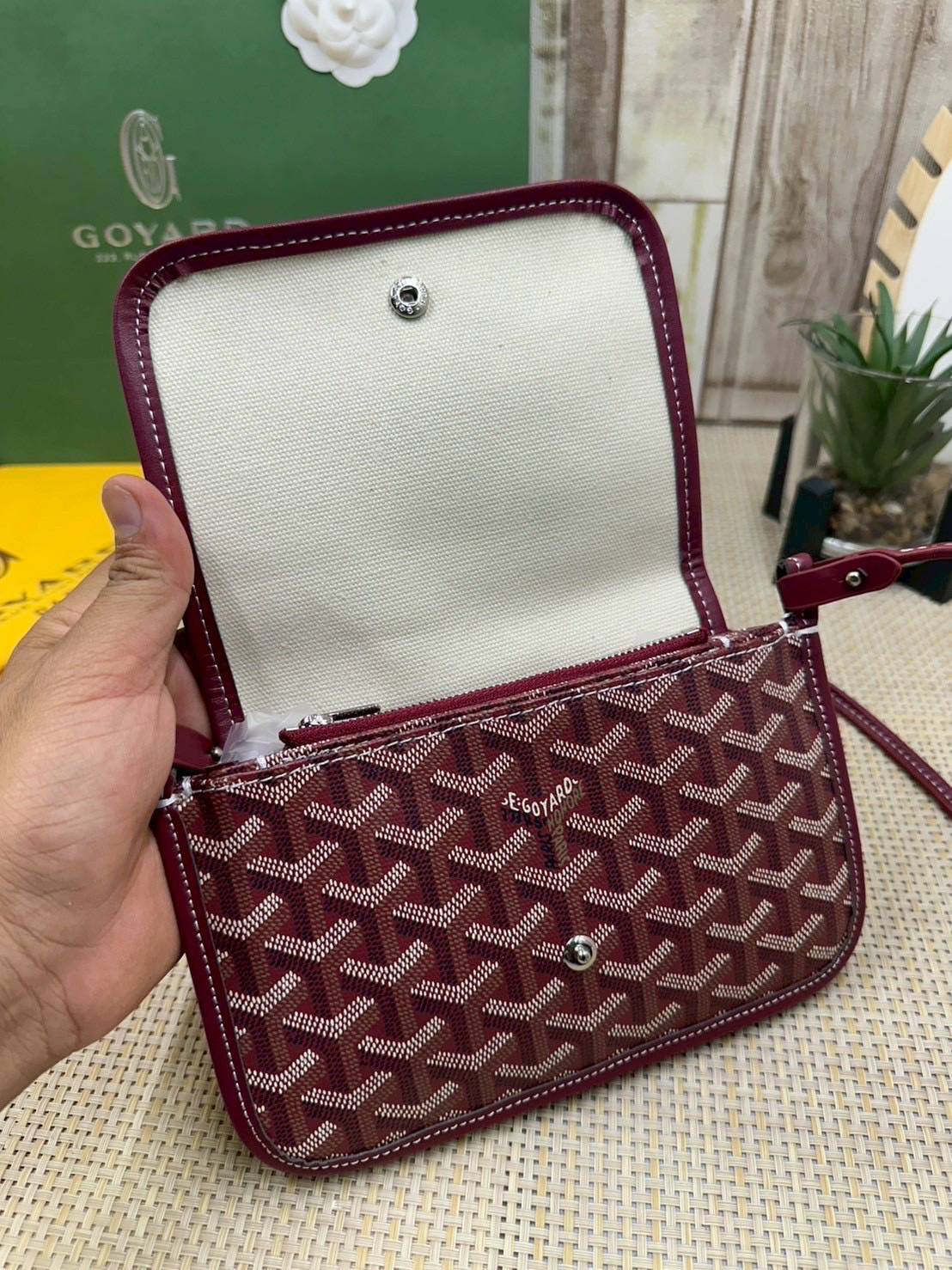 พร้อมส่ง 10 สี ORI หนังแท้ | GOYARD Plumet pouch-wallet กระเป๋าสะพายใบเล็กกะทัดรัด ดีไซน์กระเป๋าสตางค์ Plumet ดีไซน์มาพร้อมช่องใส่เหรียญ ธนบัตร และบัตรต่างๆ