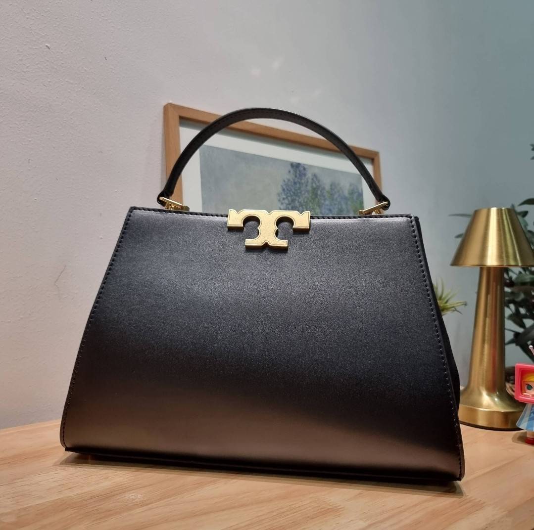 TORY BURCH ELEANOR SPAZZOLATO SATCHEL ใหม่และดูดีเกินต้าน กับกระเป๋าถือทรงสวย ใบใหญ่ ดีไซน์ผู้ดีเรียบหรู ถือขับผิวไปเลยทุกสี สวยคม มาพร้อมหูจับในตัว