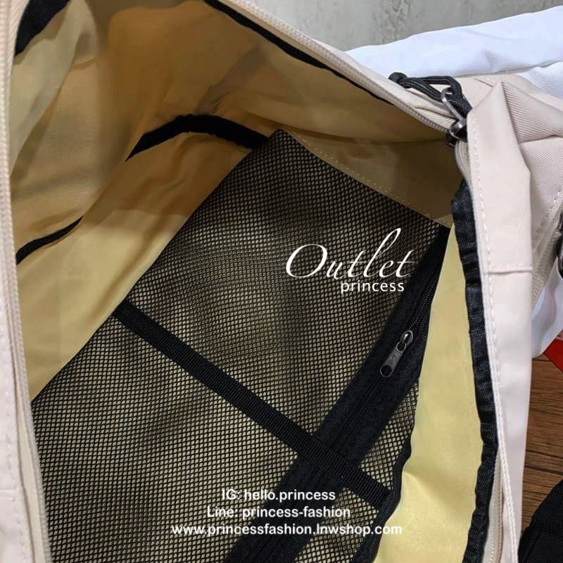 Nike Tech hip pack กระเป๋าคาดเอว Nike Tech รุ่นใหม่ชนช้อป!! ให้คุณหยิบใช้อุปกรณ์กีฬาและพกพาได้อย่างง่ายดาย พร้อมโดดเด่นด้วยกระเป๋าซิป 2 จุดสำหรับเก็บสิ่งของ และสายกระเป๋าแบบปรับได้เพื่อให้แนบกับลำตัว ใช้งานได้คล้องตัว ใส่ของได้จุสมใจเลยคร้า