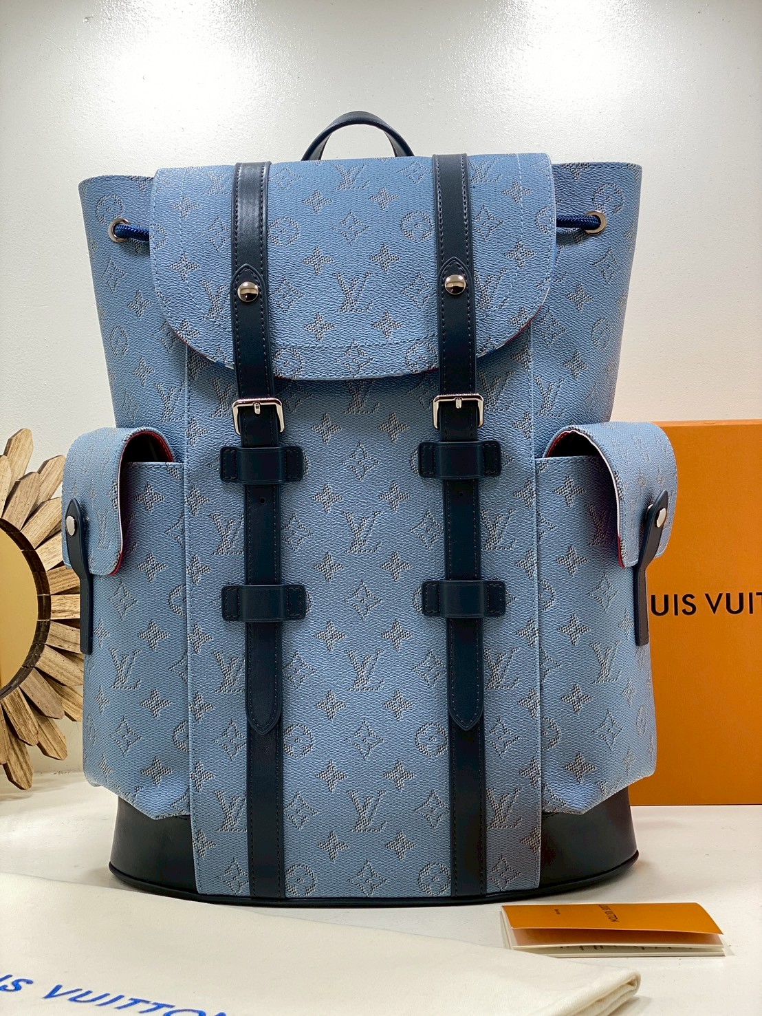 VIP หนังแท้ | LV Christopher MM Backpack กระเป๋าสะพายหลังรุ่นใหม่รังสรรค์จาก Monogram Heritage แคนวาสในสีสันที่ได้แรงบันดาลใจจากการท่องโลกผ่านผืนน้ำและเรือเดินสมุทรสุดหรู