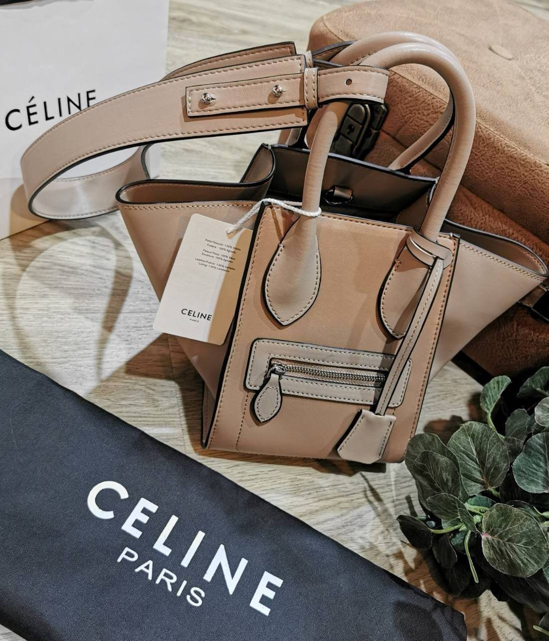 CELINE SHOULDER BAG VIP / CELINE LUGGAGE NANO Glossy Leather Handbag รุ่นนี้ Rare items หนังเรียบสวยสีทูโทนเรียบหรู ขนาดกำลังดี น้ำหนักเบา ด้านหน้ามีหนึ่งช่องซิป ด้านข้างดีไนส์ทรงปีกสามารถปรับขยายทรงได้ ภายในโล่งกว้าง มีช่องซิป มีตะขอเกี่ยวปากกระเป๋า ใส่ก